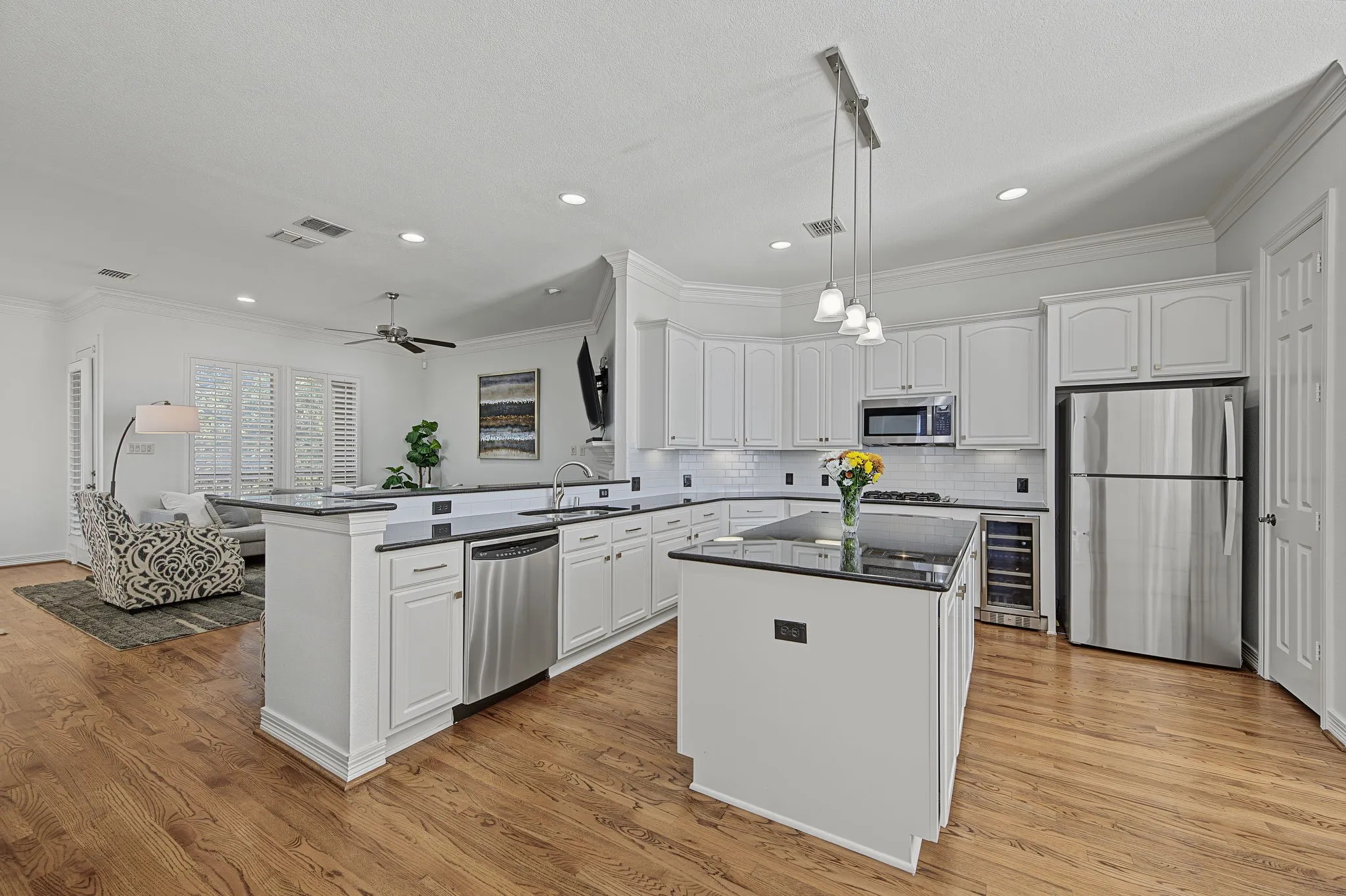 Townhouse For Sale in Dallas County , 3708 Wycliff Avenue, Dallas, Texas 75219, 3 Bedroom, 4 Bathroom, 2 Garage spaces, 2,498 Sqft, built in 2006, mls#21406491, Real Estate Agent in Dallas, Homes For Sale in Dallas county, Homes For Sale in Dallas, Realtor in Dallas Texas, Real Estate Brokerage Independent Realty Texas, Luminita Cordes Realtor