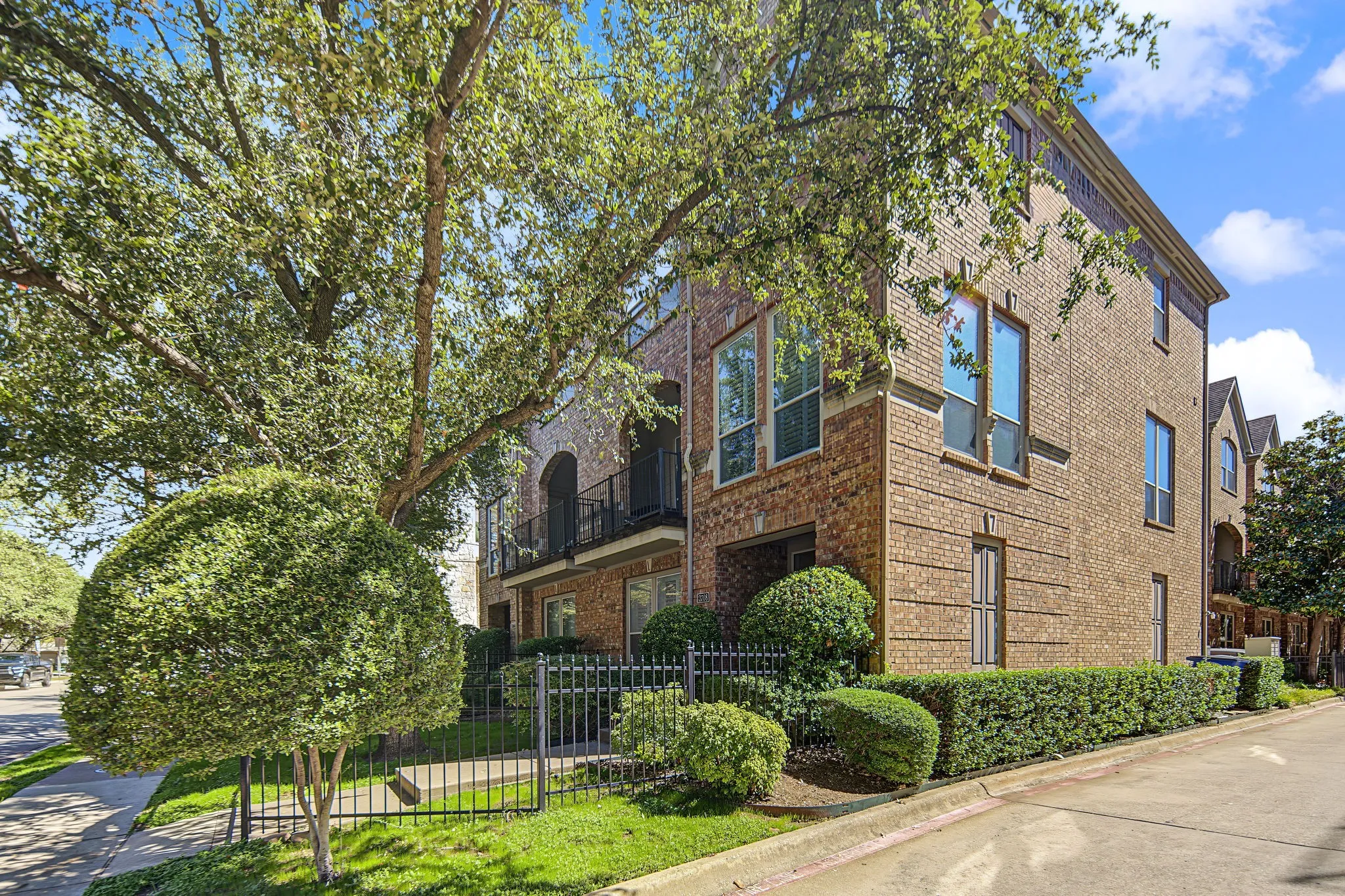 Townhouse For Sale in Dallas County , 3708 Wycliff Avenue, Dallas, Texas 75219, 3 Bedroom, 4 Bathroom, 2 Garage spaces, 2,498 Sqft, built in 2006, mls#21406491, Real Estate Agent in Dallas, Homes For Sale in Dallas county, Homes For Sale in Dallas, Realtor in Dallas Texas, Real Estate Brokerage Independent Realty Texas, Luminita Cordes Realtor