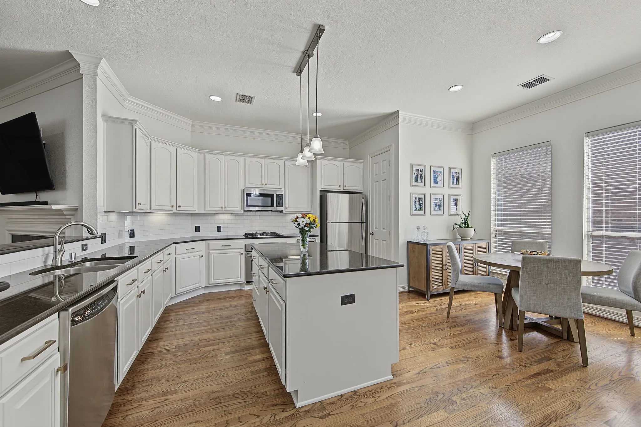 Townhouse For Sale in Dallas County , 3708 Wycliff Avenue, Dallas, Texas 75219, 3 Bedroom, 4 Bathroom, 2 Garage spaces, 2,498 Sqft, built in 2006, mls#21406491, Real Estate Agent in Dallas, Homes For Sale in Dallas county, Homes For Sale in Dallas, Realtor in Dallas Texas, Real Estate Brokerage Independent Realty Texas, Luminita Cordes Realtor