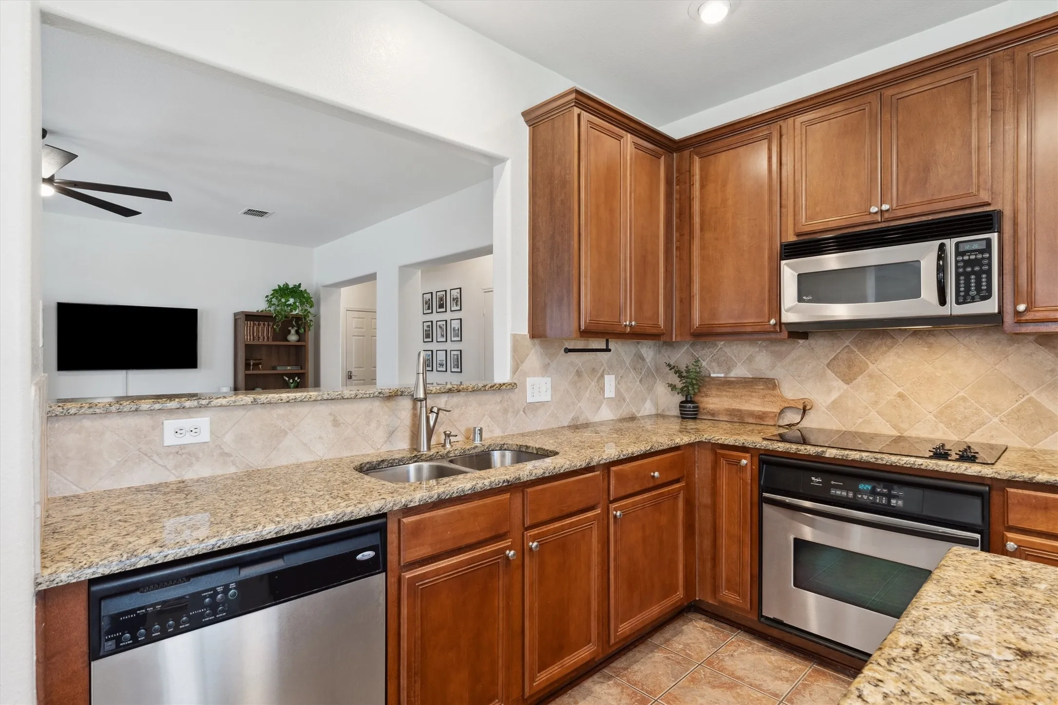 Single Family Residence For Rent in Denton County , 2685 Calmwater Drive, Little Elm, Texas 75068, 3 Bedroom, 2 Bathroom, 2 Garage spaces, 1,672 Sqft, built in 2005, mls#21405819, Real Estate Agent in Little Elm, Homes For Rent in Denton county, Homes For Rent in Little Elm, Realtor in Little Elm Texas, Real Estate Brokerage Independent Realty Texas, Luminita Cordes Realtor
