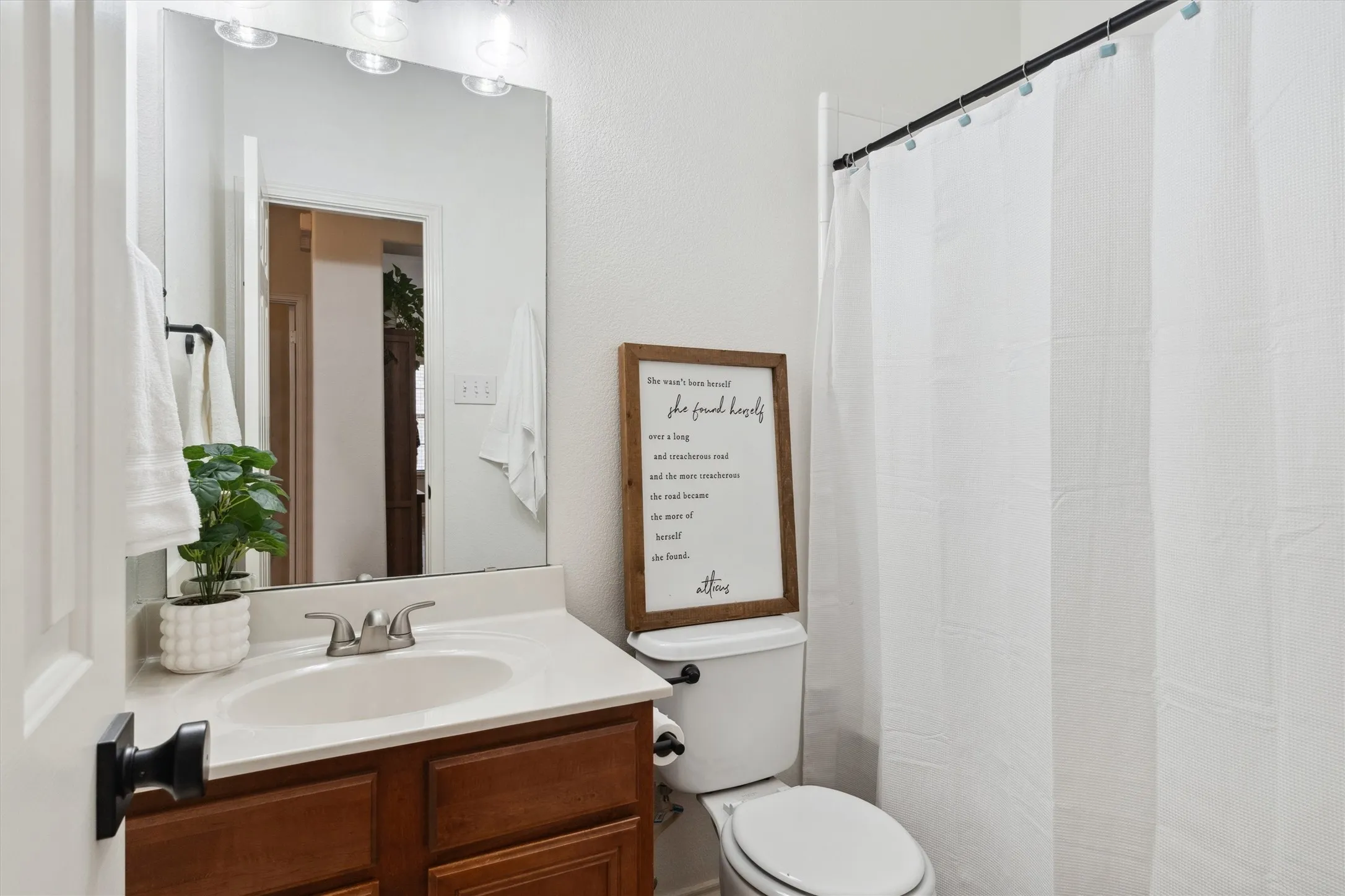 Single Family Residence For Rent in Denton County , 2685 Calmwater Drive, Little Elm, Texas 75068, 3 Bedroom, 2 Bathroom, 2 Garage spaces, 1,672 Sqft, built in 2005, mls#21405819, Real Estate Agent in Little Elm, Homes For Rent in Denton county, Homes For Rent in Little Elm, Realtor in Little Elm Texas, Real Estate Brokerage Independent Realty Texas, Luminita Cordes Realtor