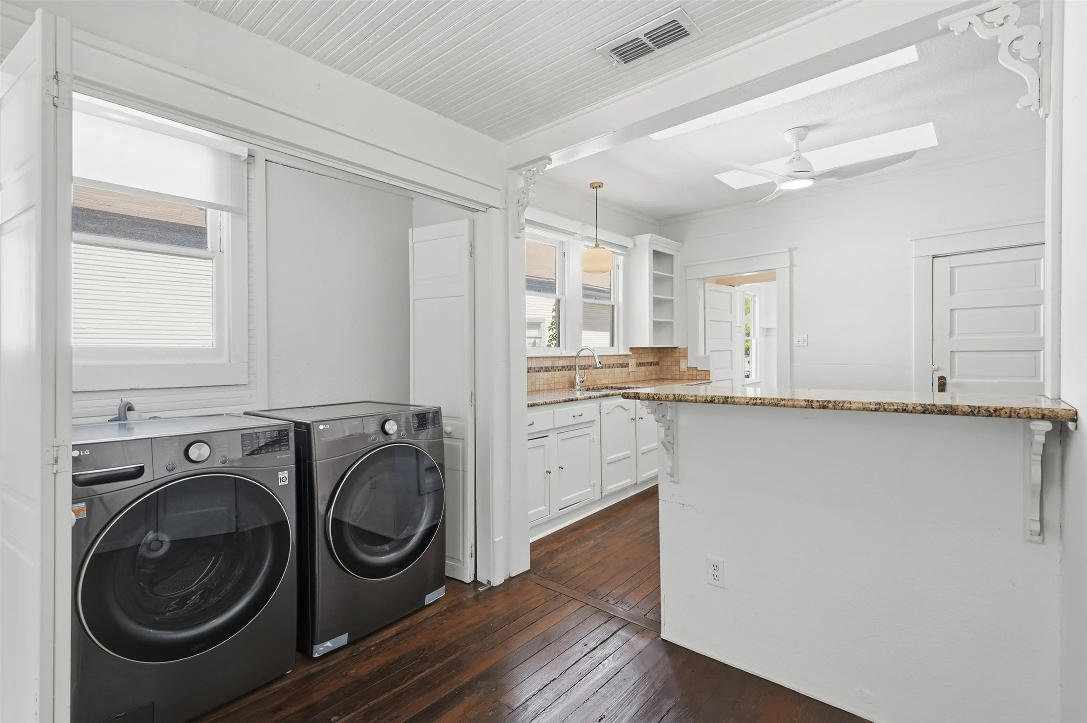 Single Family Residence For Sale in Tarrant County , 1932 5th Avenue, Fort Worth, Texas 76110, 3 Bedroom, 2 Bathroom, 1 Garage spaces, 1,936 Sqft, built in 1919, mls#21405557, Real Estate Agent in Fort Worth, Homes For Sale in Tarrant county, Homes For Sale in Fort Worth, Realtor in Fort Worth Texas, Real Estate Brokerage Independent Realty Texas, Luminita Cordes Realtor