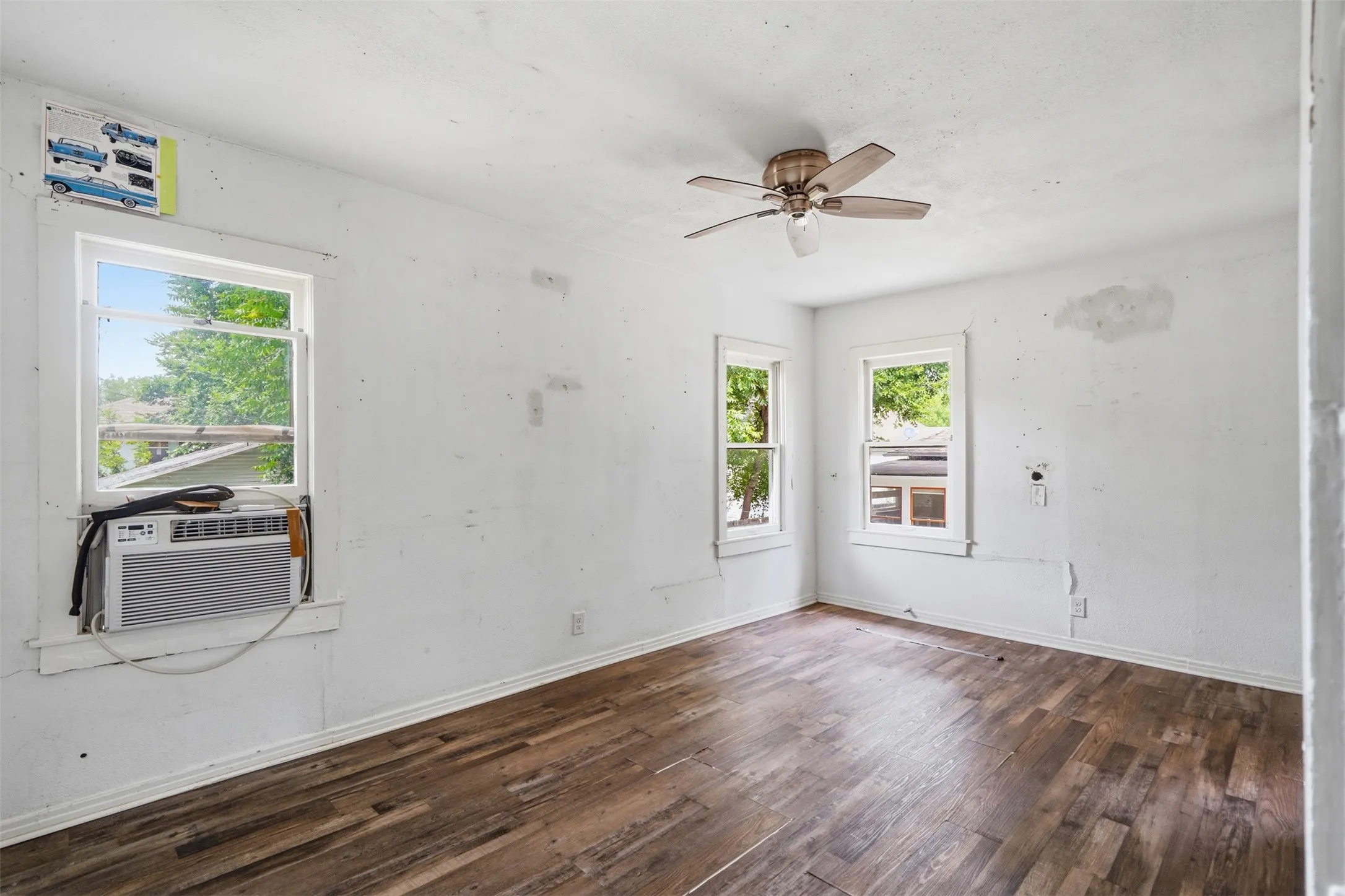 Single Family Residence For Sale in Tarrant County , 1932 5th Avenue, Fort Worth, Texas 76110, 3 Bedroom, 2 Bathroom, 1 Garage spaces, 1,936 Sqft, built in 1919, mls#21405557, Real Estate Agent in Fort Worth, Homes For Sale in Tarrant county, Homes For Sale in Fort Worth, Realtor in Fort Worth Texas, Real Estate Brokerage Independent Realty Texas, Luminita Cordes Realtor
