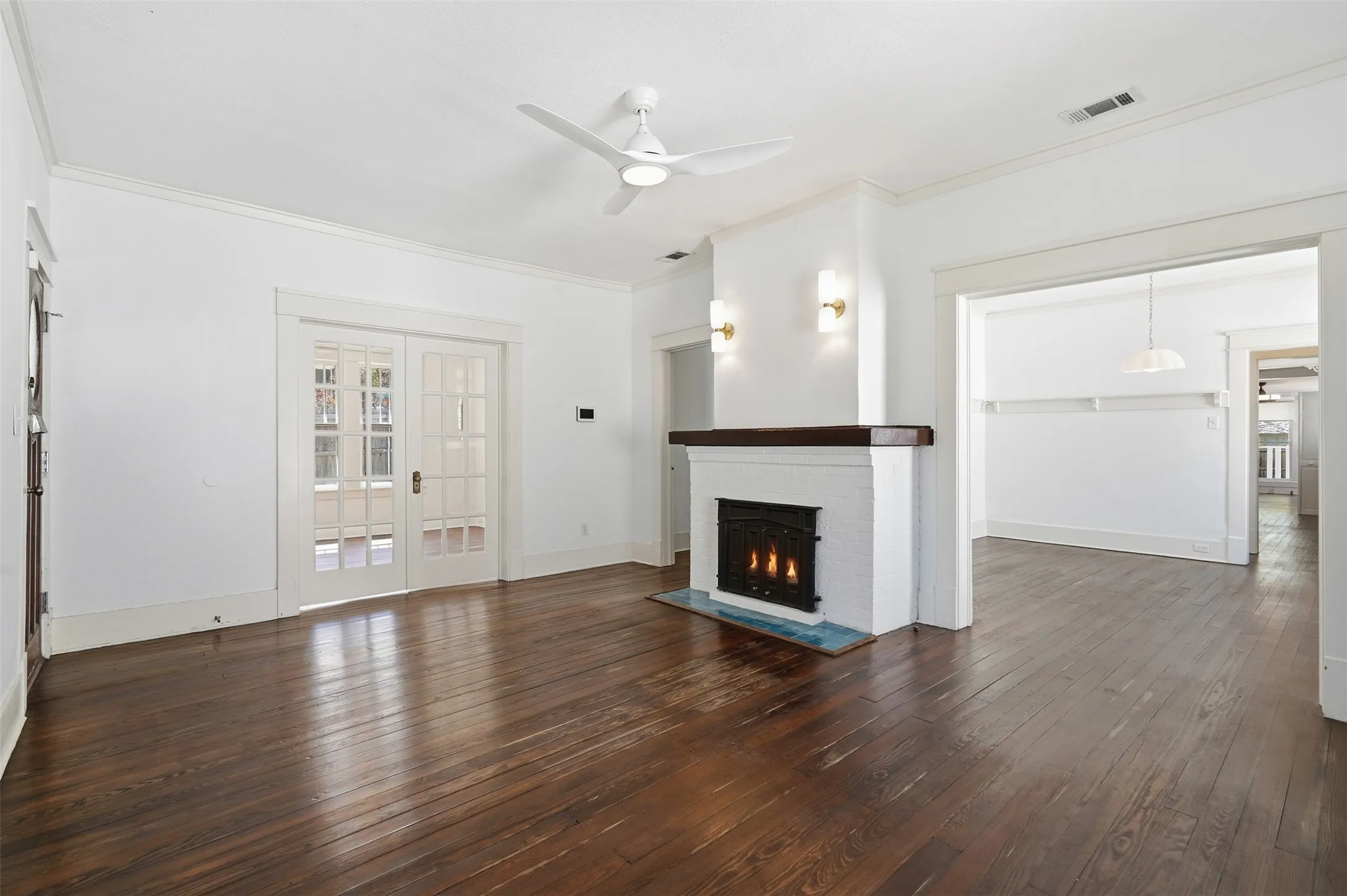 Single Family Residence For Sale in Tarrant County , 1932 5th Avenue, Fort Worth, Texas 76110, 3 Bedroom, 2 Bathroom, 1 Garage spaces, 1,936 Sqft, built in 1919, mls#21405557, Real Estate Agent in Fort Worth, Homes For Sale in Tarrant county, Homes For Sale in Fort Worth, Realtor in Fort Worth Texas, Real Estate Brokerage Independent Realty Texas, Luminita Cordes Realtor
