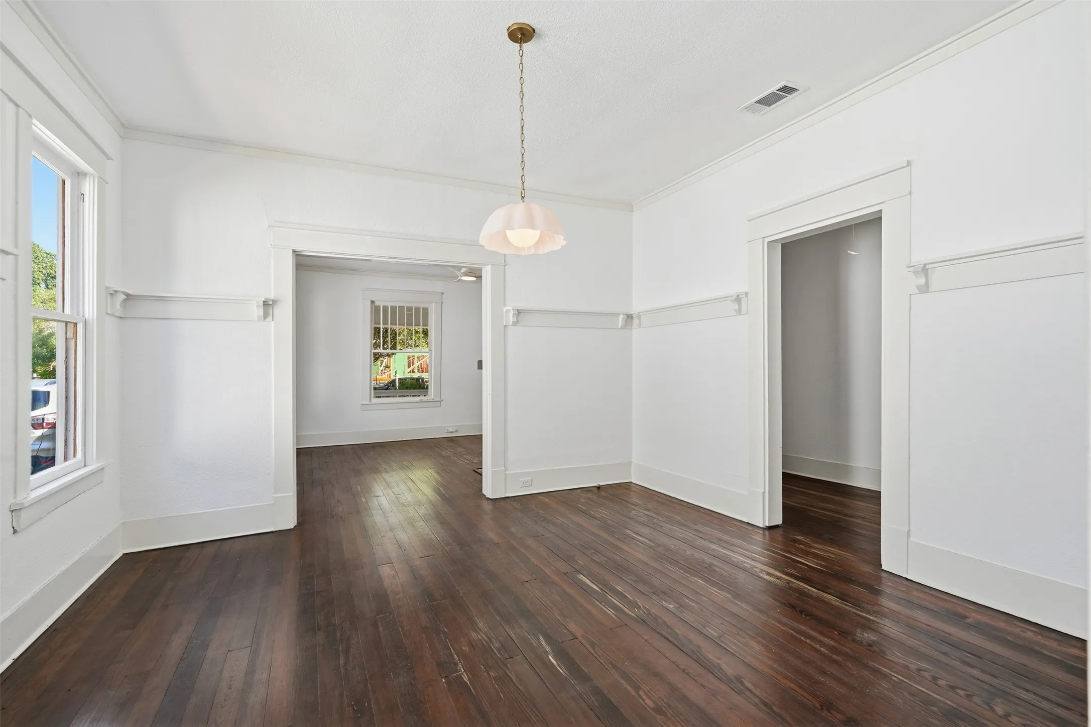 Single Family Residence For Sale in Tarrant County , 1932 5th Avenue, Fort Worth, Texas 76110, 3 Bedroom, 2 Bathroom, 1 Garage spaces, 1,936 Sqft, built in 1919, mls#21405557, Real Estate Agent in Fort Worth, Homes For Sale in Tarrant county, Homes For Sale in Fort Worth, Realtor in Fort Worth Texas, Real Estate Brokerage Independent Realty Texas, Luminita Cordes Realtor