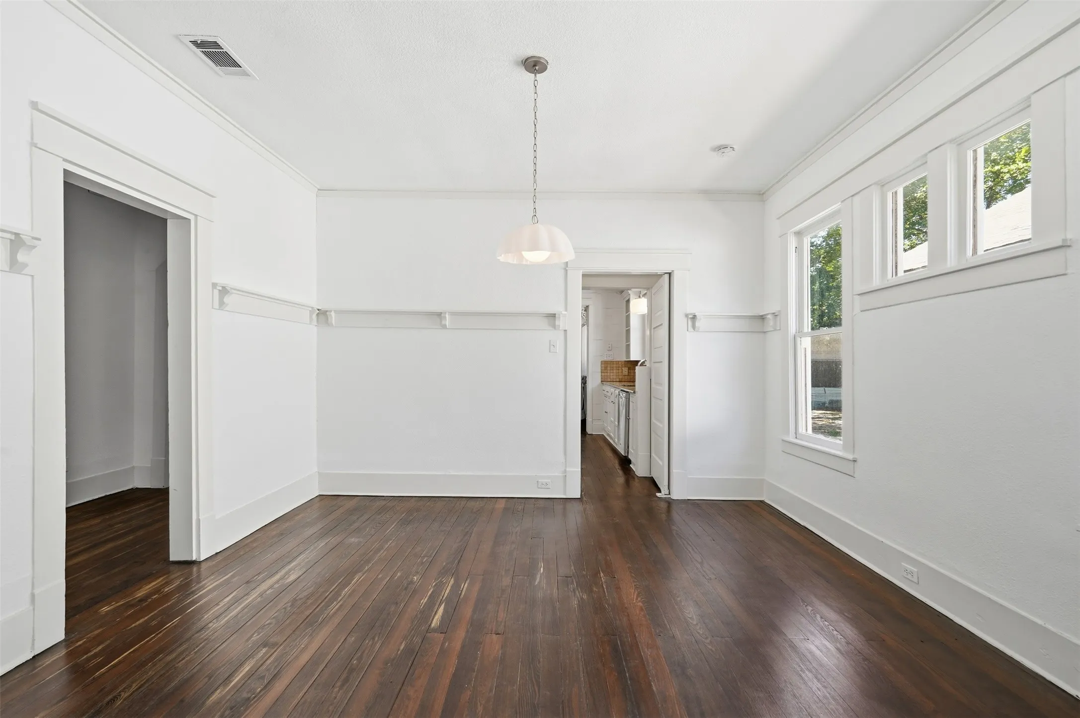 Single Family Residence For Sale in Tarrant County , 1932 5th Avenue, Fort Worth, Texas 76110, 3 Bedroom, 2 Bathroom, 1 Garage spaces, 1,936 Sqft, built in 1919, mls#21405557, Real Estate Agent in Fort Worth, Homes For Sale in Tarrant county, Homes For Sale in Fort Worth, Realtor in Fort Worth Texas, Real Estate Brokerage Independent Realty Texas, Luminita Cordes Realtor