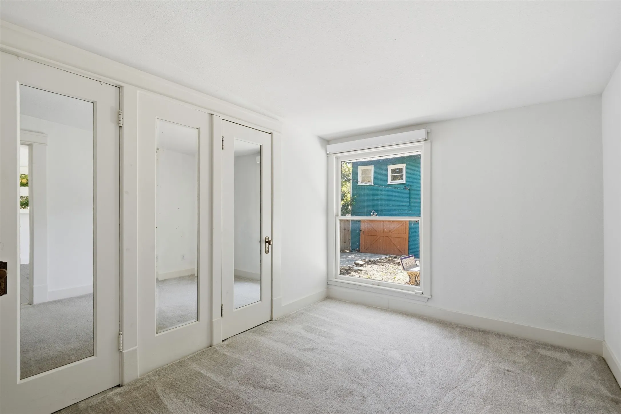 Dressing area between primary bedroom and bathroom