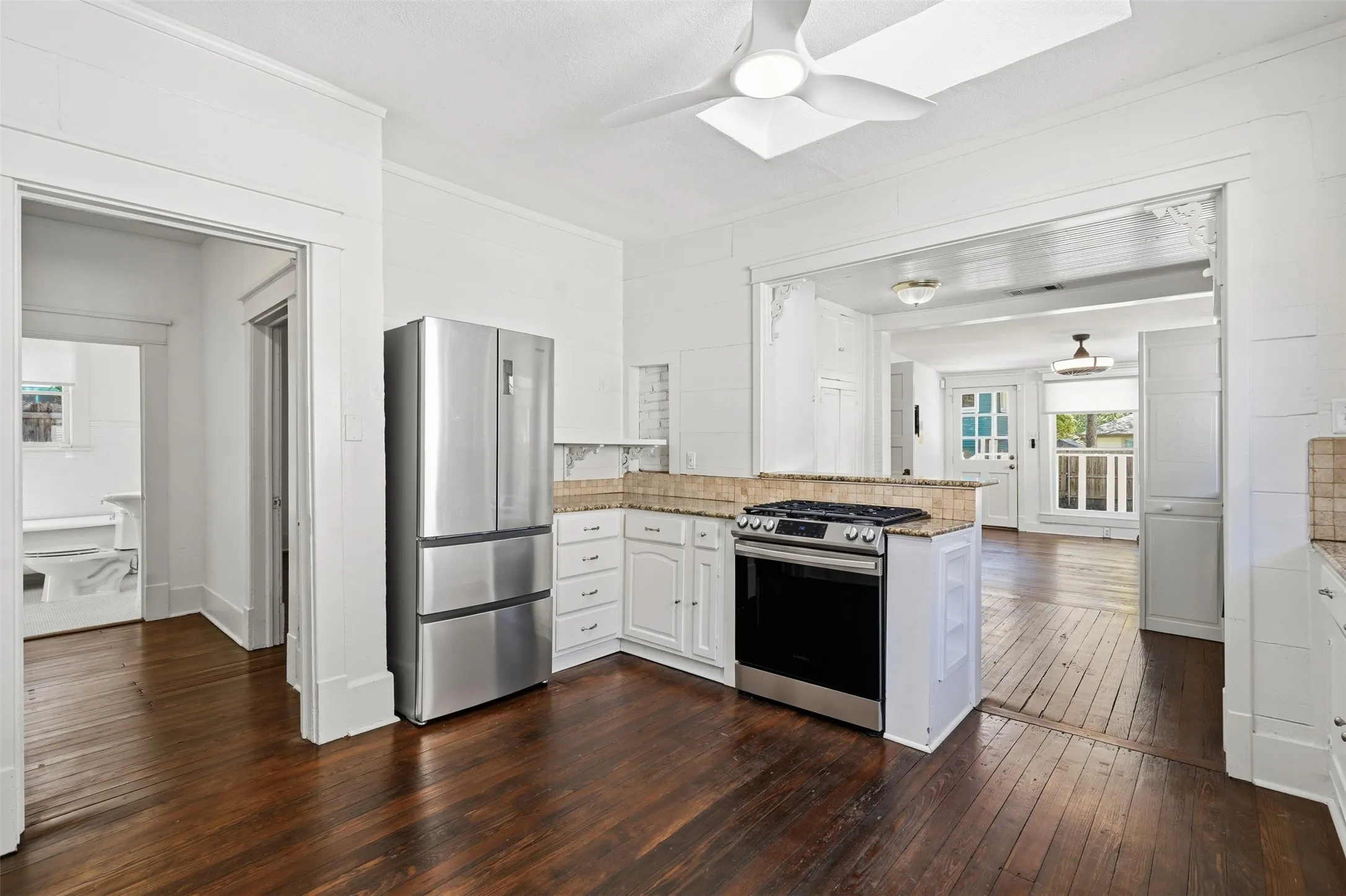 Single Family Residence For Sale in Tarrant County , 1932 5th Avenue, Fort Worth, Texas 76110, 3 Bedroom, 2 Bathroom, 1 Garage spaces, 1,936 Sqft, built in 1919, mls#21405557, Real Estate Agent in Fort Worth, Homes For Sale in Tarrant county, Homes For Sale in Fort Worth, Realtor in Fort Worth Texas, Real Estate Brokerage Independent Realty Texas, Luminita Cordes Realtor