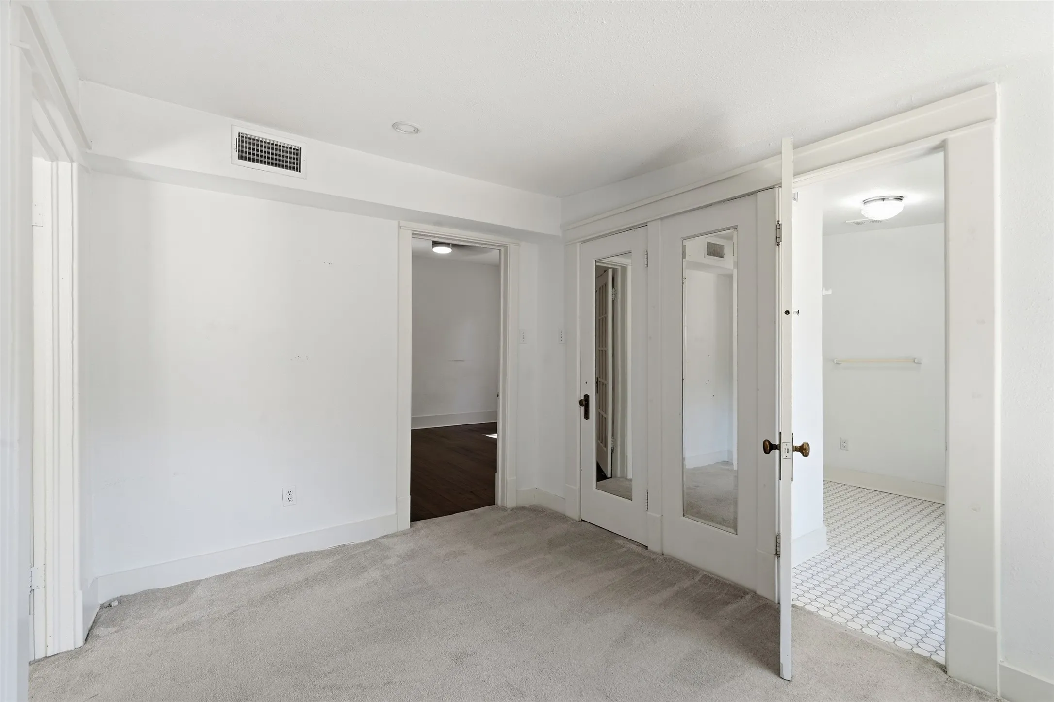 Dressing area between primary bedroom and bathroom