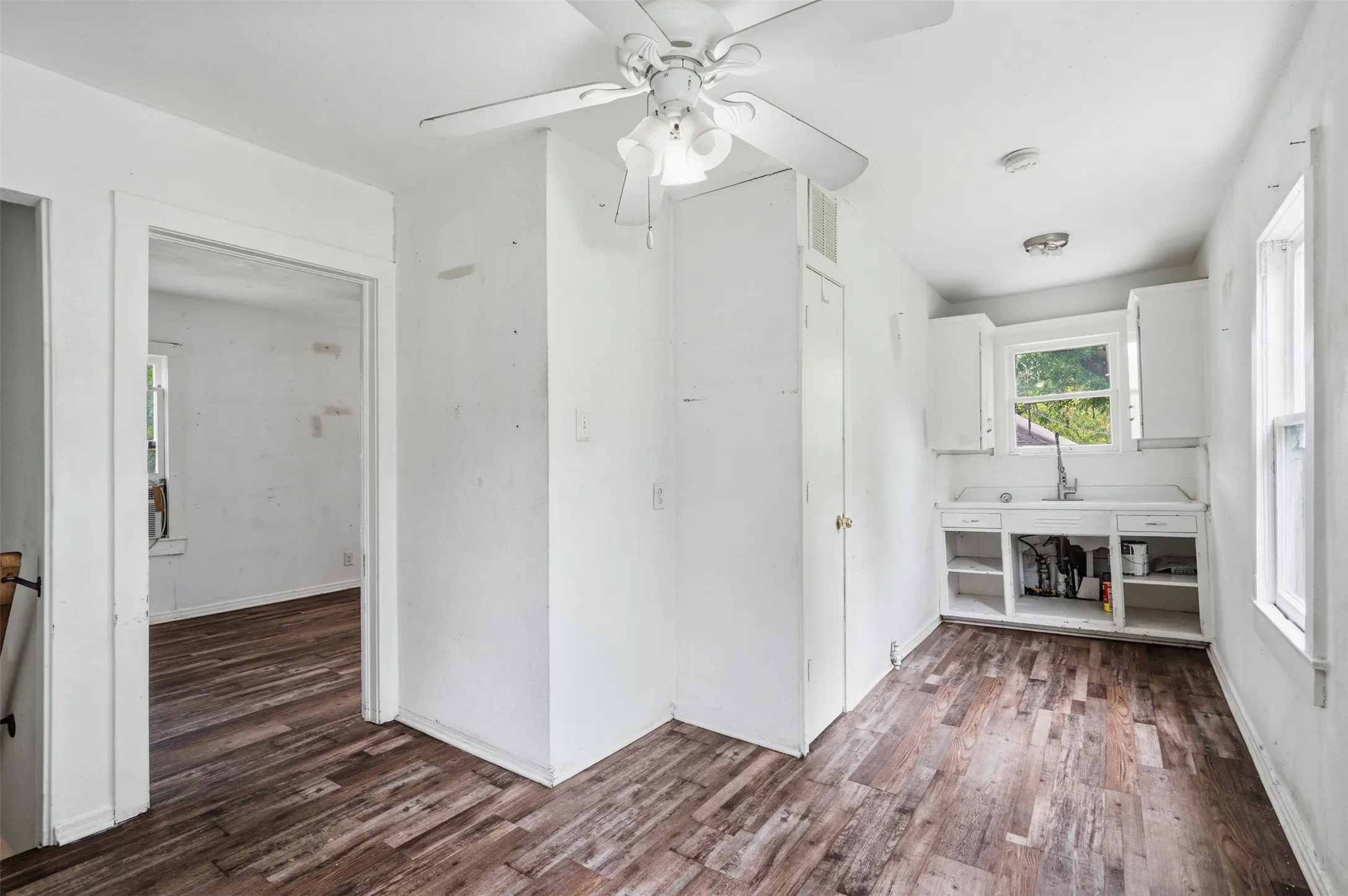 Single Family Residence For Sale in Tarrant County , 1932 5th Avenue, Fort Worth, Texas 76110, 3 Bedroom, 2 Bathroom, 1 Garage spaces, 1,936 Sqft, built in 1919, mls#21405557, Real Estate Agent in Fort Worth, Homes For Sale in Tarrant county, Homes For Sale in Fort Worth, Realtor in Fort Worth Texas, Real Estate Brokerage Independent Realty Texas, Luminita Cordes Realtor