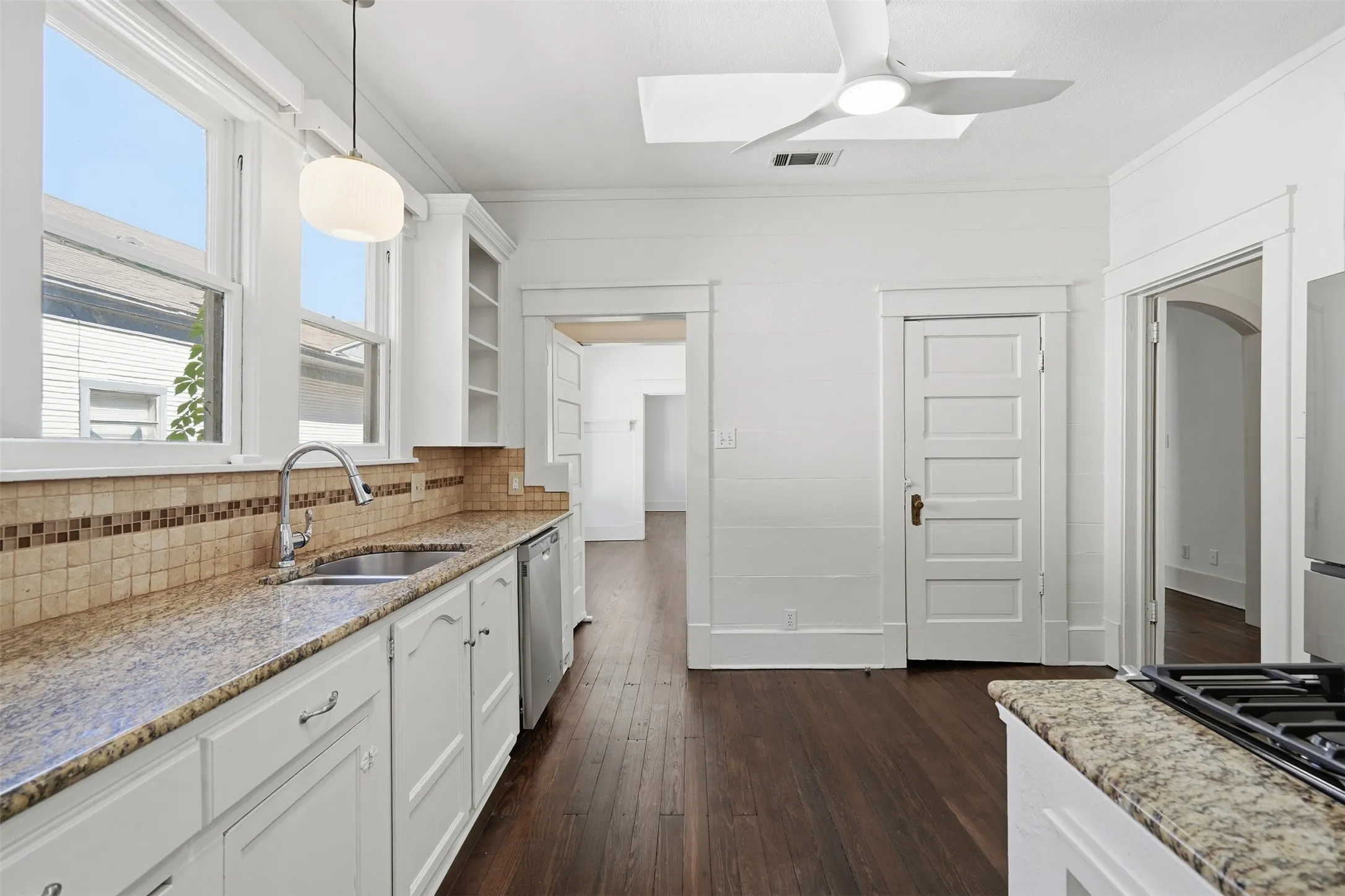 Single Family Residence For Sale in Tarrant County , 1932 5th Avenue, Fort Worth, Texas 76110, 3 Bedroom, 2 Bathroom, 1 Garage spaces, 1,936 Sqft, built in 1919, mls#21405557, Real Estate Agent in Fort Worth, Homes For Sale in Tarrant county, Homes For Sale in Fort Worth, Realtor in Fort Worth Texas, Real Estate Brokerage Independent Realty Texas, Luminita Cordes Realtor