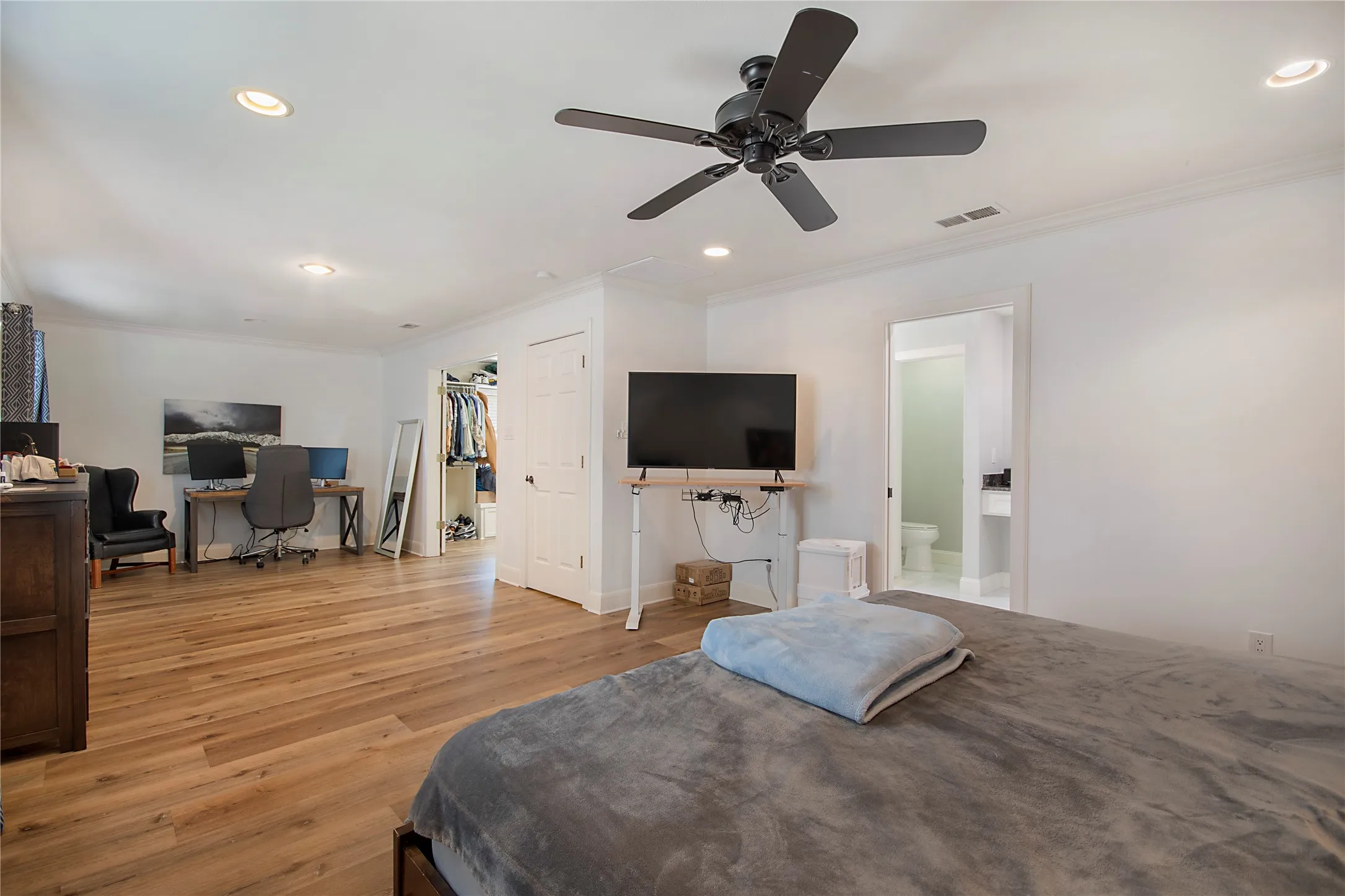 Hardwood-finish flooring, recessed lighting, and a ceiling fan