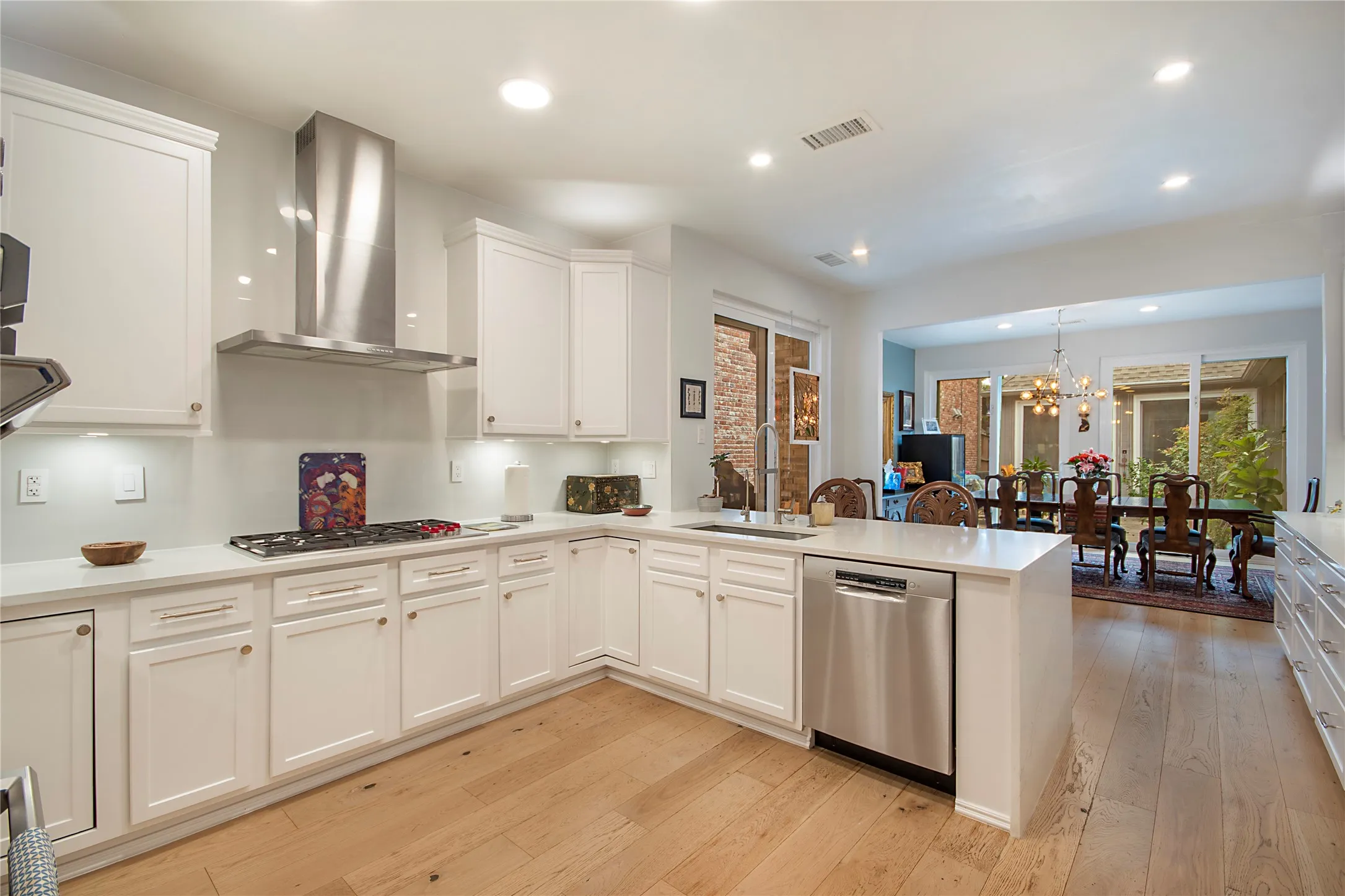 Single Family Residence For Rent in Dallas County , 11804 Forest Lakes Lane, Dallas, Texas 75230, 3 Bedroom, 3 Bathroom, 2 Garage spaces, 2,029 Sqft, built in 1984, mls#21405625, Real Estate Agent in Dallas, Homes For Rent in Dallas county, Homes For Rent in Dallas, Realtor in Dallas Texas, Real Estate Brokerage Independent Realty Texas, Luminita Cordes Realtor