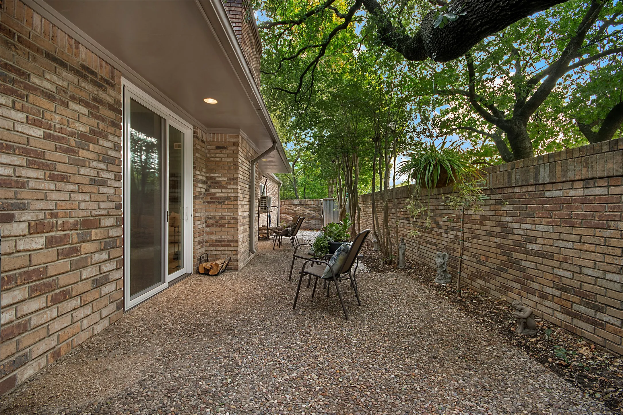 Single Family Residence For Rent in Dallas County , 11804 Forest Lakes Lane, Dallas, Texas 75230, 3 Bedroom, 3 Bathroom, 2 Garage spaces, 2,029 Sqft, built in 1984, mls#21405625, Real Estate Agent in Dallas, Homes For Rent in Dallas county, Homes For Rent in Dallas, Realtor in Dallas Texas, Real Estate Brokerage Independent Realty Texas, Luminita Cordes Realtor