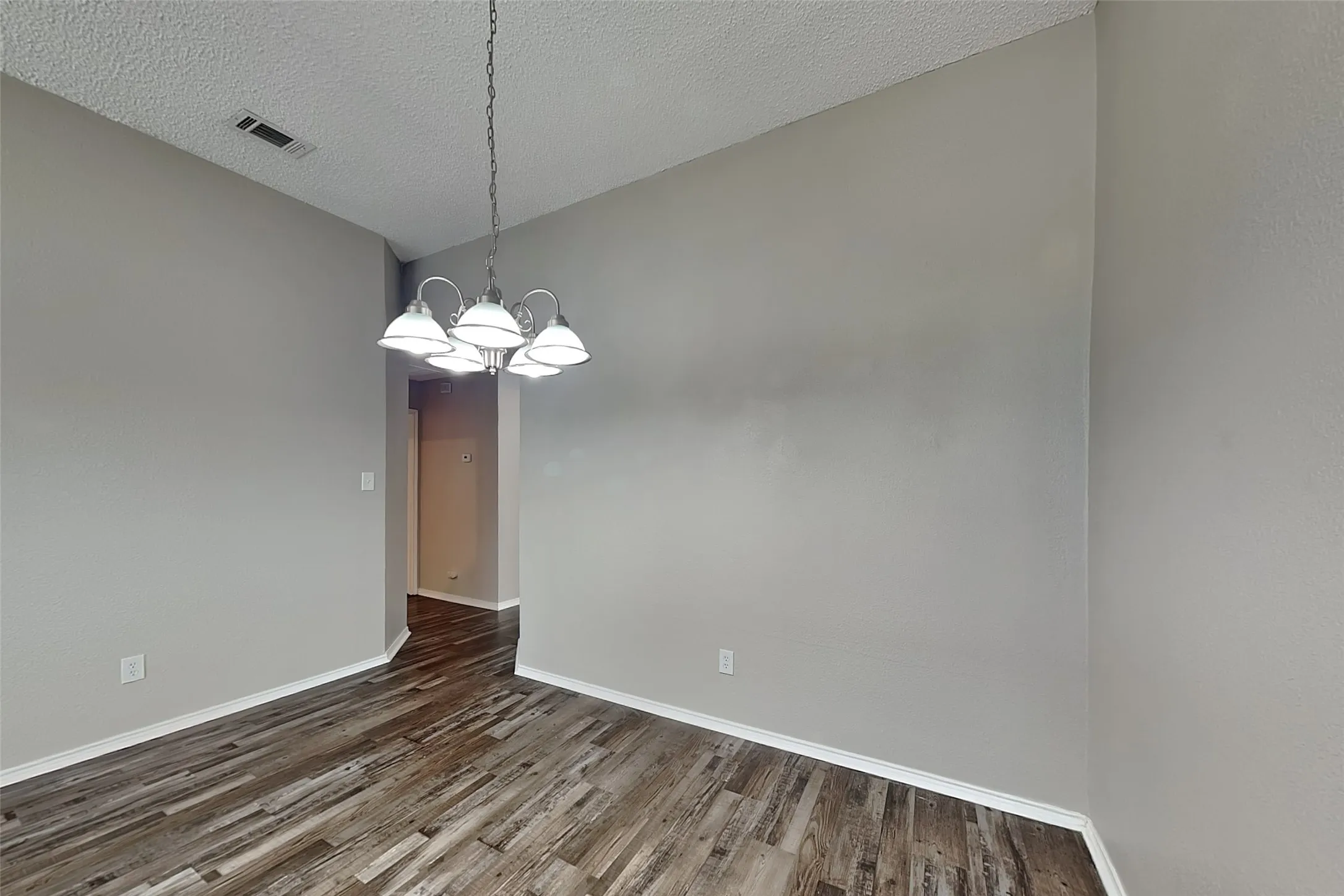 Single Family Residence For Rent in Tarrant County , 7904 Gardengate Lane, Fort Worth, Texas 76137, 3 Bedroom, 2 Bathroom, 2 Garage spaces, 1,780 Sqft, built in 1993, mls#21406638, Real Estate Agent in Fort Worth, Homes For Rent in Tarrant county, Homes For Rent in Fort Worth, Realtor in Fort Worth Texas, Real Estate Brokerage Independent Realty Texas, Luminita Cordes Realtor