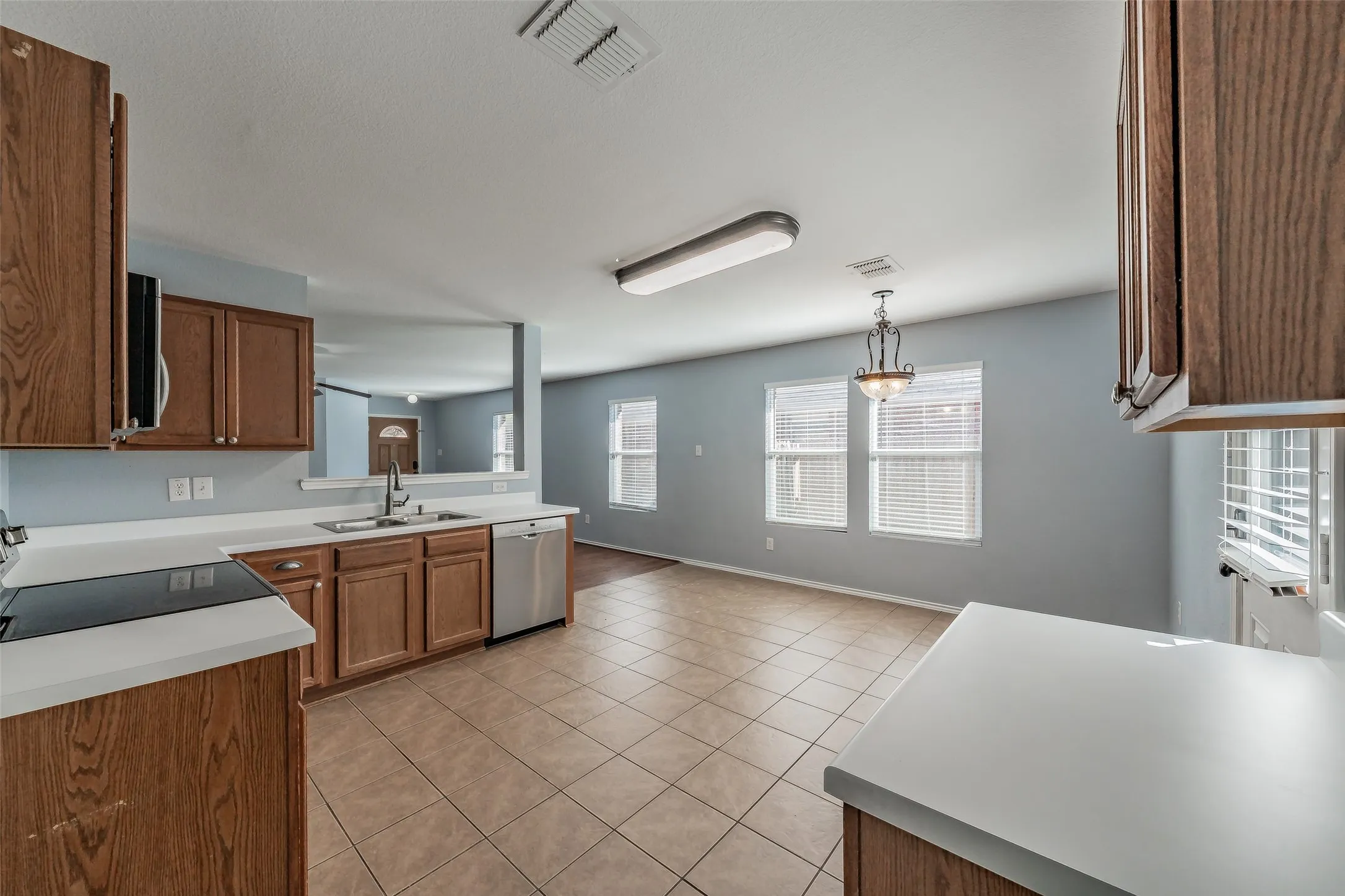 Single Family Residence For Sale in Tarrant County , 4512 Hounds Tail Lane, Fort Worth, Texas 76244, 3 Bedroom, 2 Bathroom, 2 Garage spaces, 1,507 Sqft, built in 2006, mls#21379851, Real Estate Agent in Fort Worth, Homes For Sale in Tarrant county, Homes For Sale in Fort Worth, Realtor in Fort Worth Texas, Real Estate Brokerage Independent Realty Texas, Luminita Cordes Realtor