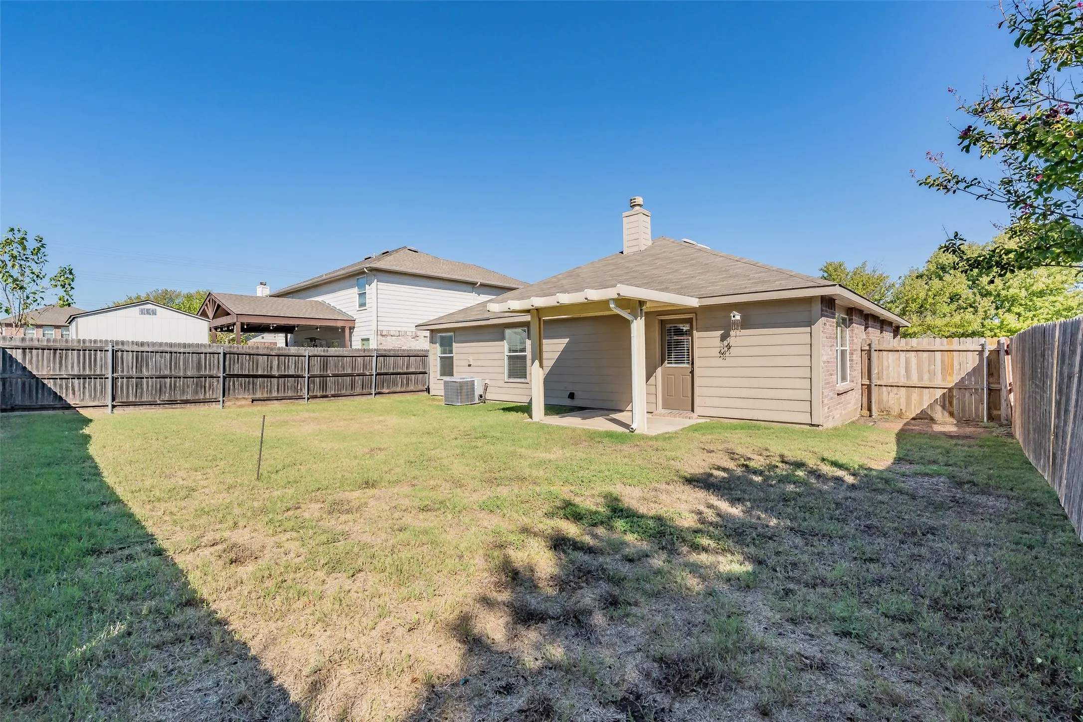 Single Family Residence For Sale in Tarrant County , 4512 Hounds Tail Lane, Fort Worth, Texas 76244, 3 Bedroom, 2 Bathroom, 2 Garage spaces, 1,507 Sqft, built in 2006, mls#21379851, Real Estate Agent in Fort Worth, Homes For Sale in Tarrant county, Homes For Sale in Fort Worth, Realtor in Fort Worth Texas, Real Estate Brokerage Independent Realty Texas, Luminita Cordes Realtor