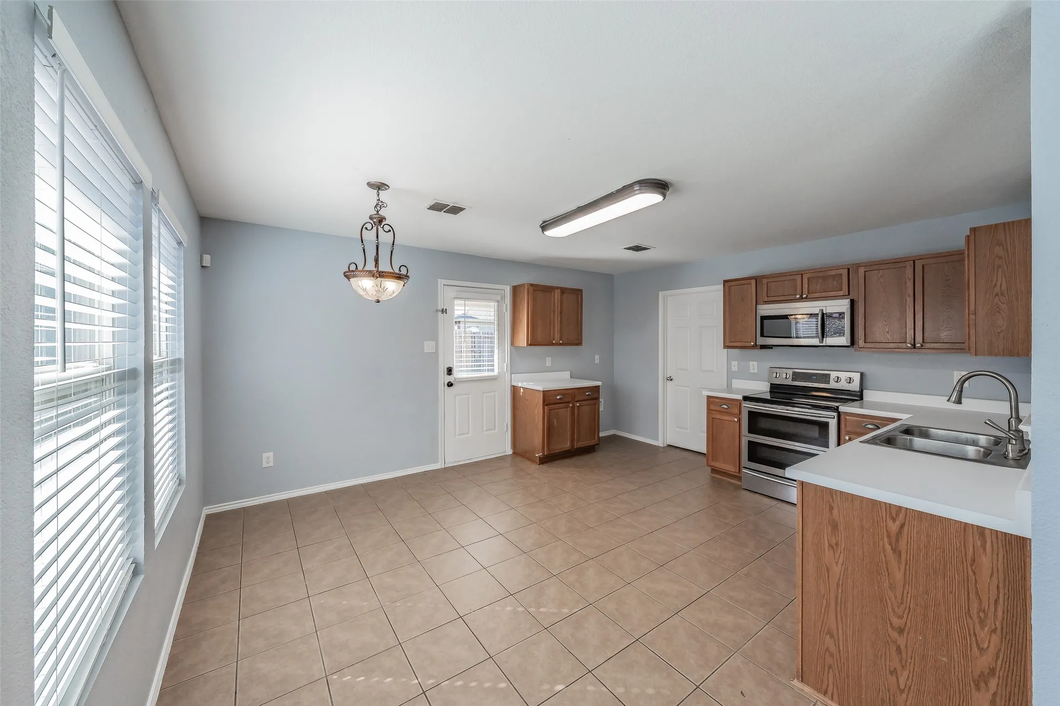 Single Family Residence For Sale in Tarrant County , 4512 Hounds Tail Lane, Fort Worth, Texas 76244, 3 Bedroom, 2 Bathroom, 2 Garage spaces, 1,507 Sqft, built in 2006, mls#21379851, Real Estate Agent in Fort Worth, Homes For Sale in Tarrant county, Homes For Sale in Fort Worth, Realtor in Fort Worth Texas, Real Estate Brokerage Independent Realty Texas, Luminita Cordes Realtor