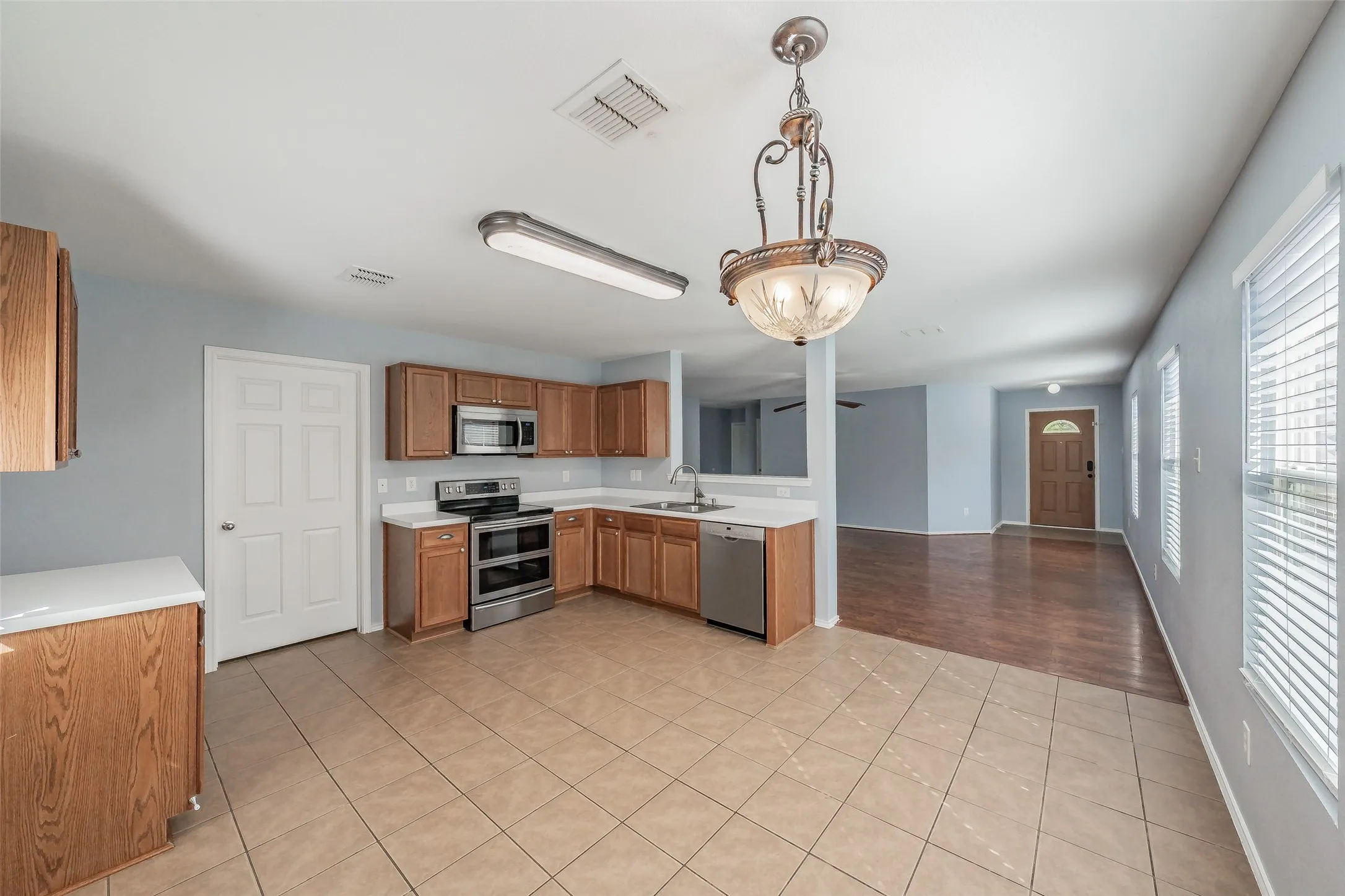 Single Family Residence For Sale in Tarrant County , 4512 Hounds Tail Lane, Fort Worth, Texas 76244, 3 Bedroom, 2 Bathroom, 2 Garage spaces, 1,507 Sqft, built in 2006, mls#21379851, Real Estate Agent in Fort Worth, Homes For Sale in Tarrant county, Homes For Sale in Fort Worth, Realtor in Fort Worth Texas, Real Estate Brokerage Independent Realty Texas, Luminita Cordes Realtor