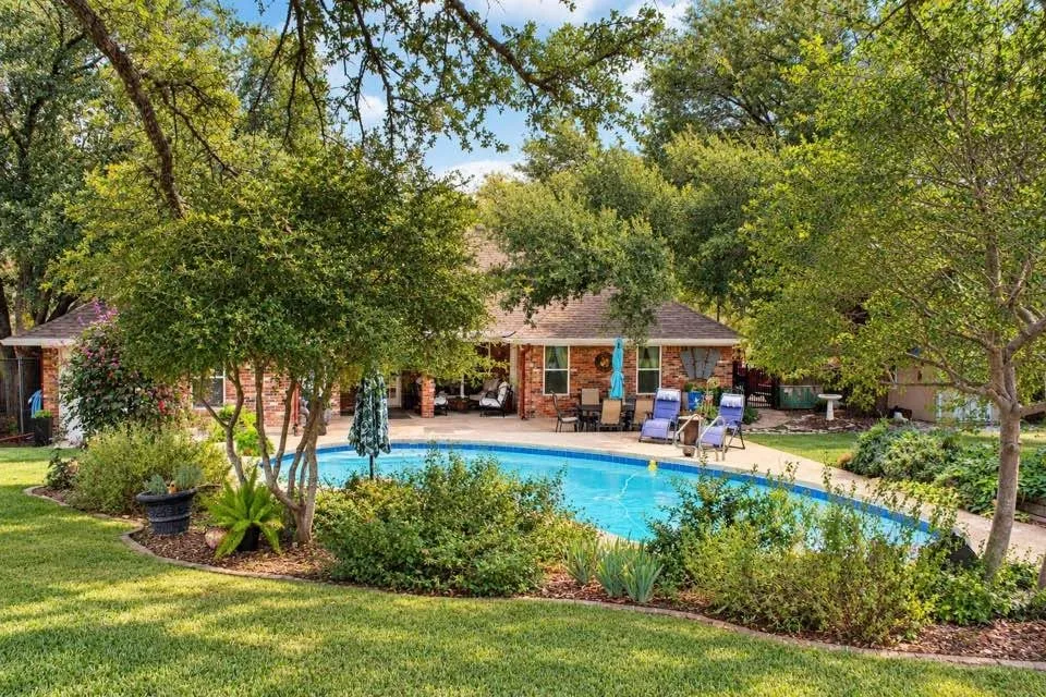 Single Family Residence For Sale in Johnson County , 903 Canyon Drive, Cleburne, Texas 76033, 4 Bedroom, 3 Bathroom, 2 Garage spaces, 2,604 Sqft, built in 1984, mls#21369536, Real Estate Agent in Cleburne, Homes For Sale in Johnson county, Homes For Sale in Cleburne, Realtor in Cleburne Texas, Real Estate Brokerage Independent Realty Texas, Luminita Cordes Realtor