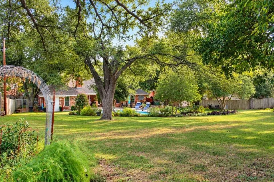 Single Family Residence For Sale in Johnson County , 903 Canyon Drive, Cleburne, Texas 76033, 4 Bedroom, 3 Bathroom, 2 Garage spaces, 2,604 Sqft, built in 1984, mls#21369536, Real Estate Agent in Cleburne, Homes For Sale in Johnson county, Homes For Sale in Cleburne, Realtor in Cleburne Texas, Real Estate Brokerage Independent Realty Texas, Luminita Cordes Realtor