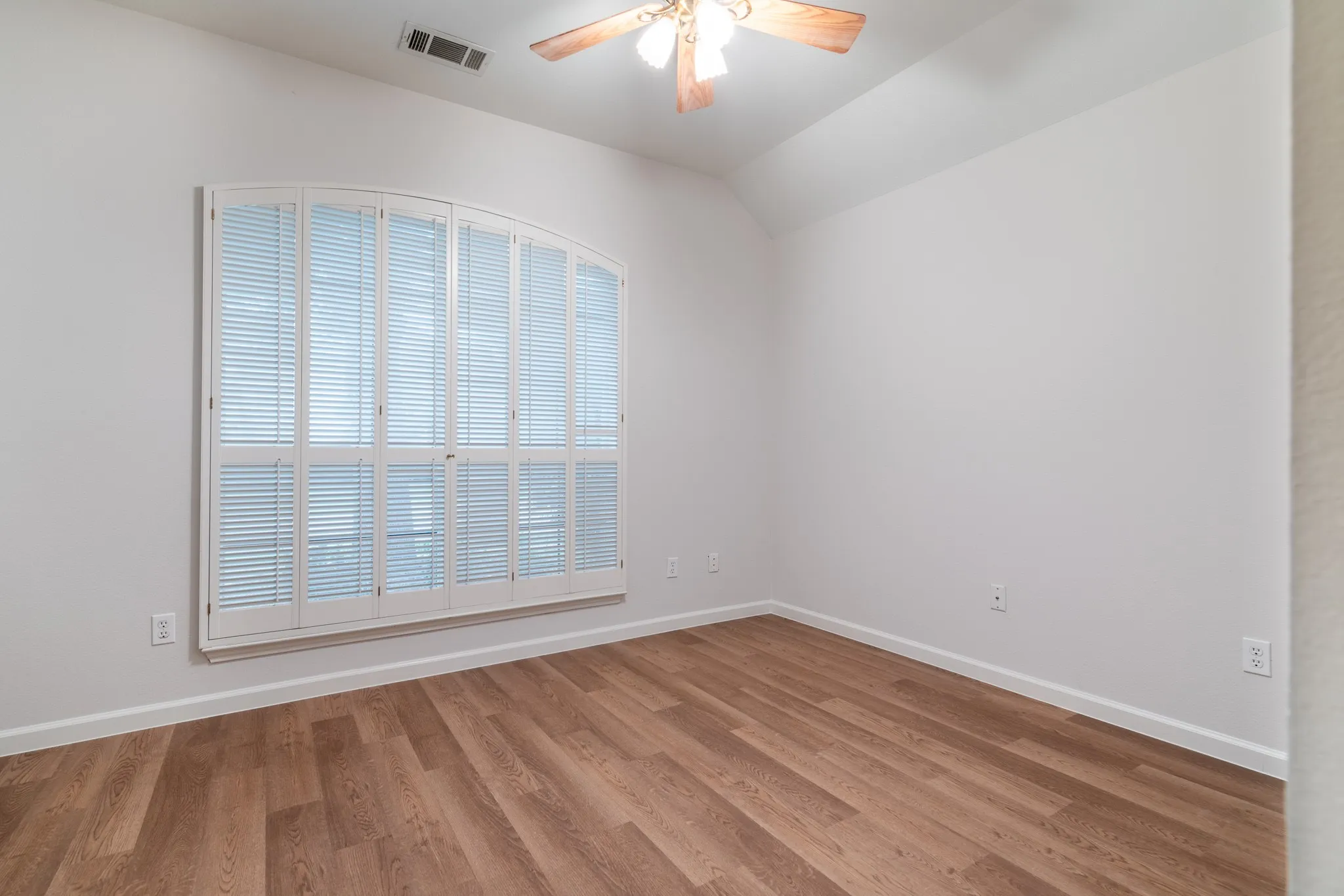 Single Family Residence For Sale in Collin County , 924 Inland Lane, Mc Kinney, Texas 75072, 3 Bedroom, 2 Bathroom, 2 Garage spaces, 1,700 Sqft, built in 2001, mls#21398931, Real Estate Agent in Mc Kinney, Homes For Sale in Collin county, Homes For Sale in Mc Kinney, Realtor in Mc Kinney Texas, Real Estate Brokerage Independent Realty Texas, Luminita Cordes Realtor