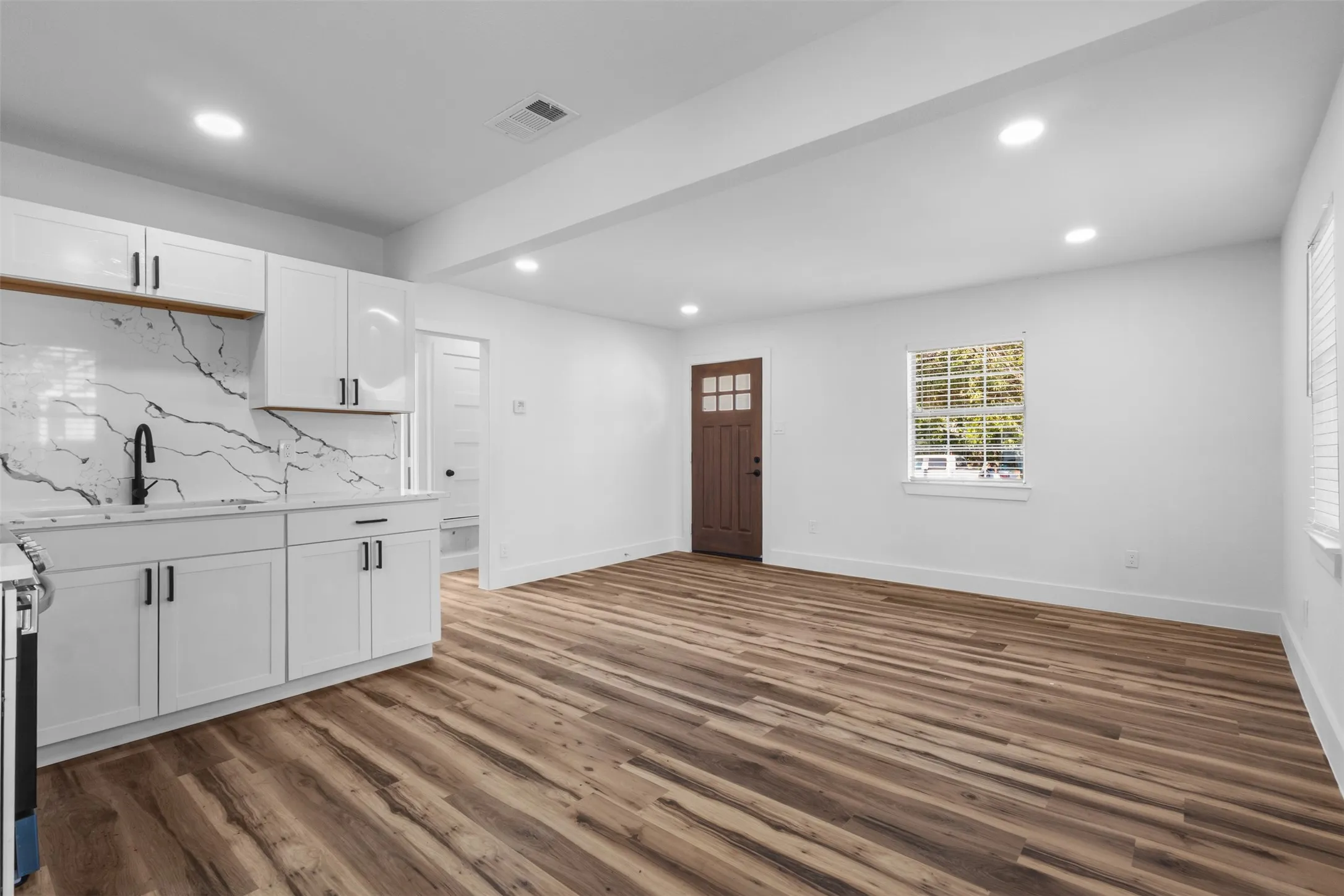 Single Family Residence For Sale in Tarrant County , 715 Scott Drive, Arlington, Texas 76012, 2 Bedroom, 1 Bathroom, Garage spaces, 768 Sqft, built in 1951, mls#21406513, Real Estate Agent in Arlington, Homes For Sale in Tarrant county, Homes For Sale in Arlington, Realtor in Arlington Texas, Real Estate Brokerage Independent Realty Texas, Luminita Cordes Realtor