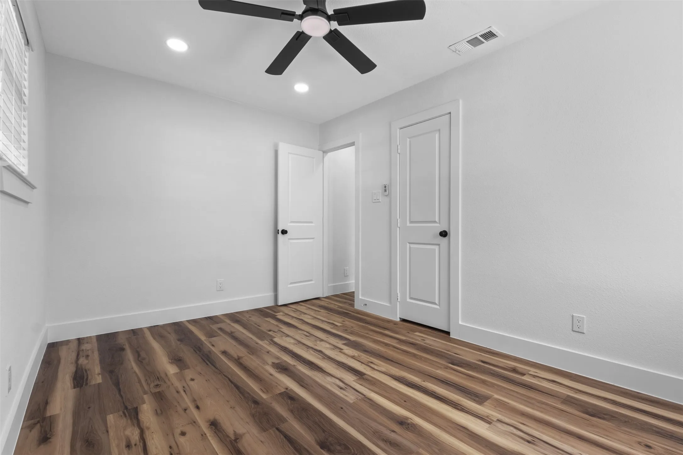 Single Family Residence For Sale in Tarrant County , 715 Scott Drive, Arlington, Texas 76012, 2 Bedroom, 1 Bathroom, Garage spaces, 768 Sqft, built in 1951, mls#21406513, Real Estate Agent in Arlington, Homes For Sale in Tarrant county, Homes For Sale in Arlington, Realtor in Arlington Texas, Real Estate Brokerage Independent Realty Texas, Luminita Cordes Realtor
