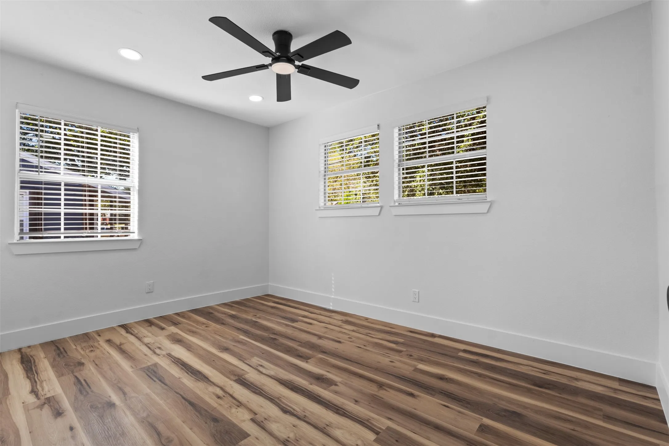 Single Family Residence For Sale in Tarrant County , 715 Scott Drive, Arlington, Texas 76012, 2 Bedroom, 1 Bathroom, Garage spaces, 768 Sqft, built in 1951, mls#21406513, Real Estate Agent in Arlington, Homes For Sale in Tarrant county, Homes For Sale in Arlington, Realtor in Arlington Texas, Real Estate Brokerage Independent Realty Texas, Luminita Cordes Realtor