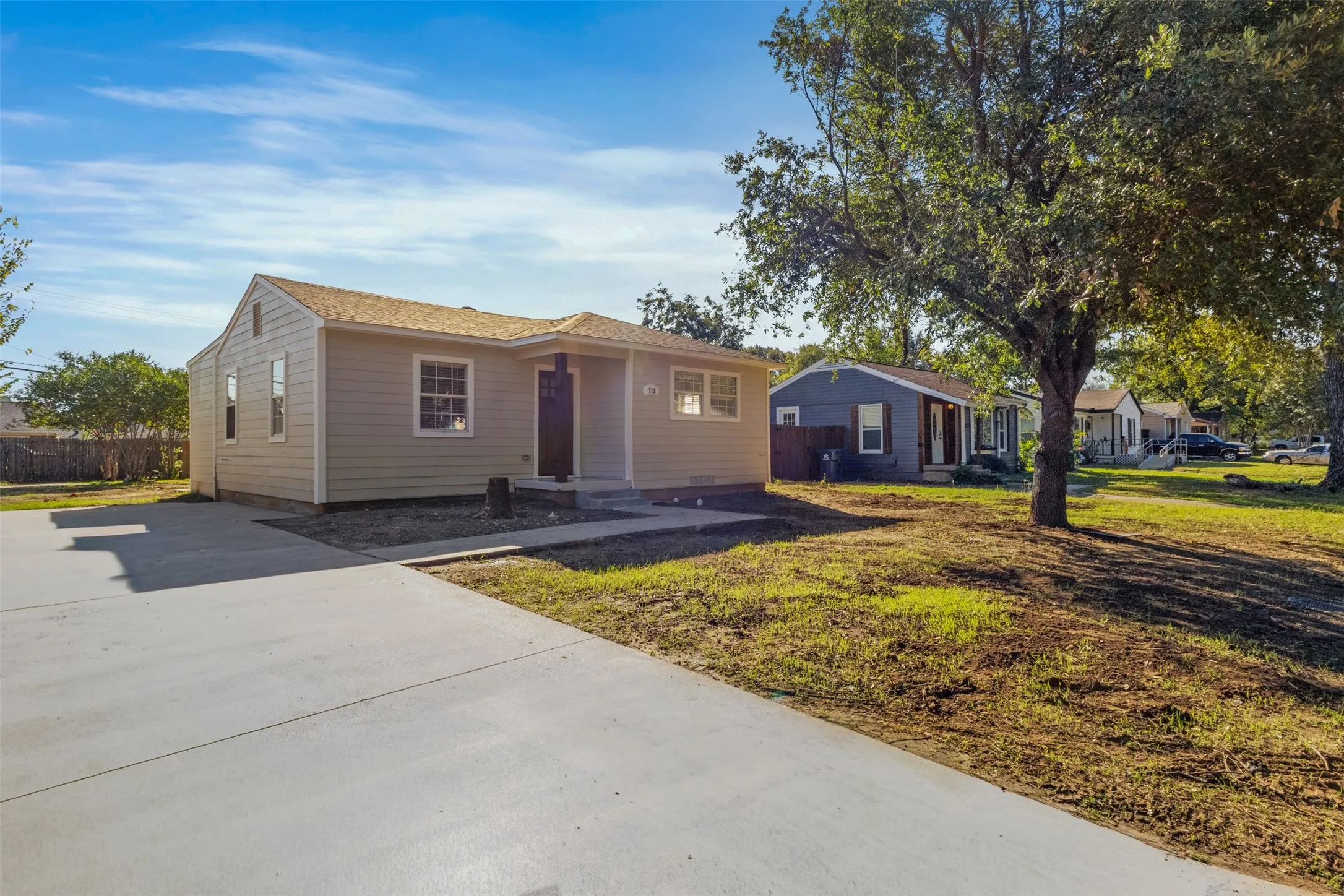 Single Family Residence For Sale in Tarrant County , 715 Scott Drive, Arlington, Texas 76012, 2 Bedroom, 1 Bathroom, Garage spaces, 768 Sqft, built in 1951, mls#21406513, Real Estate Agent in Arlington, Homes For Sale in Tarrant county, Homes For Sale in Arlington, Realtor in Arlington Texas, Real Estate Brokerage Independent Realty Texas, Luminita Cordes Realtor