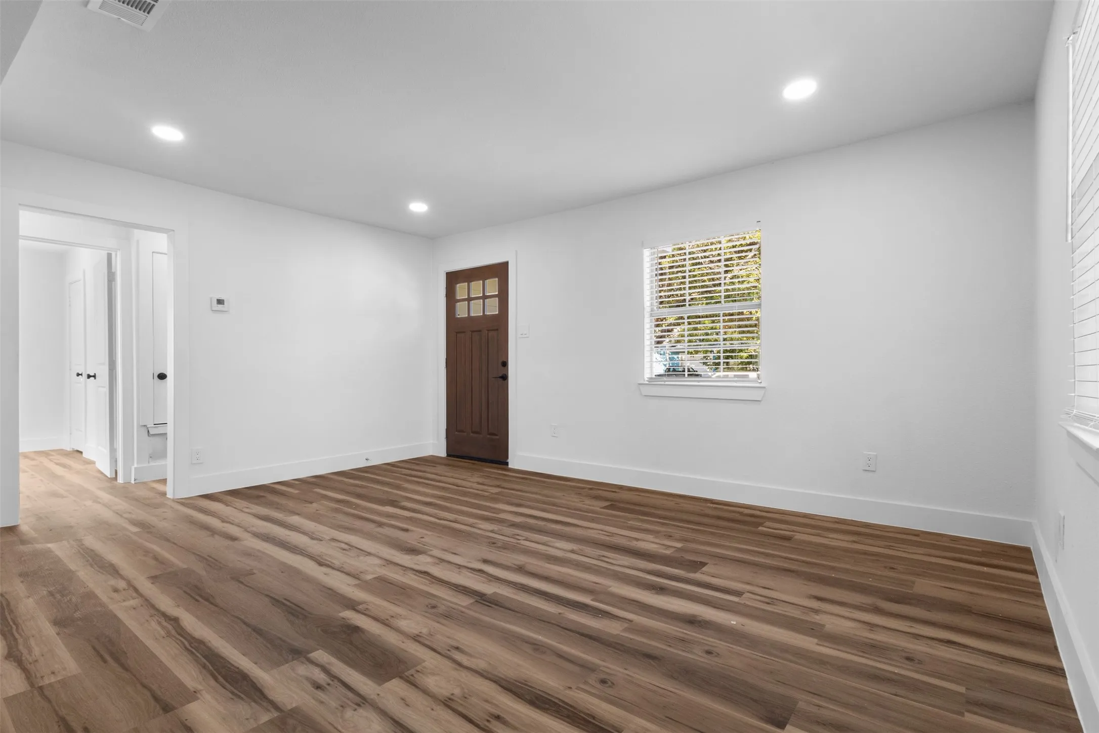 Single Family Residence For Sale in Tarrant County , 715 Scott Drive, Arlington, Texas 76012, 2 Bedroom, 1 Bathroom, Garage spaces, 768 Sqft, built in 1951, mls#21406513, Real Estate Agent in Arlington, Homes For Sale in Tarrant county, Homes For Sale in Arlington, Realtor in Arlington Texas, Real Estate Brokerage Independent Realty Texas, Luminita Cordes Realtor