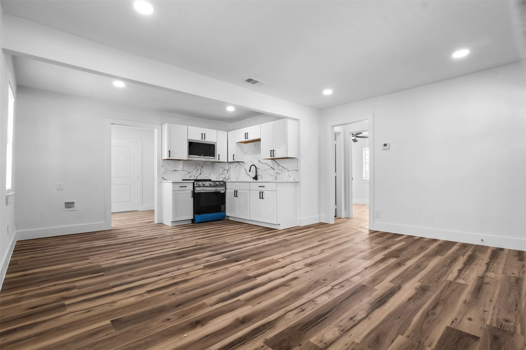 Single Family Residence For Sale in Tarrant County , 715 Scott Drive, Arlington, Texas 76012, 2 Bedroom, 1 Bathroom, Garage spaces, 768 Sqft, built in 1951, mls#21406513, Real Estate Agent in Arlington, Homes For Sale in Tarrant county, Homes For Sale in Arlington, Realtor in Arlington Texas, Real Estate Brokerage Independent Realty Texas, Luminita Cordes Realtor