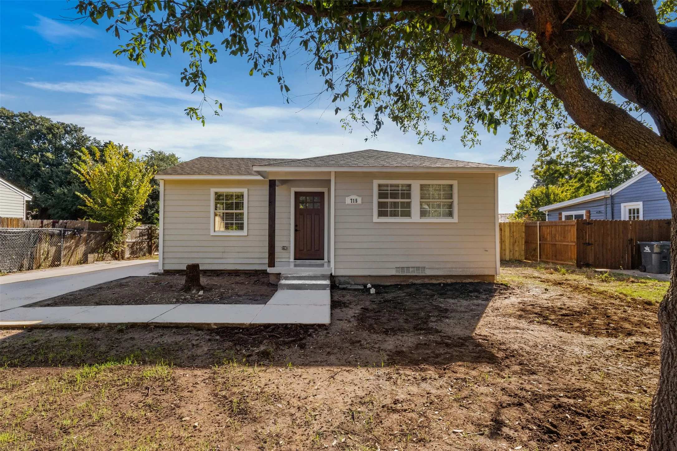 Single Family Residence For Sale in Tarrant County , 715 Scott Drive, Arlington, Texas 76012, 2 Bedroom, 1 Bathroom, Garage spaces, 768 Sqft, built in 1951, mls#21406513, Real Estate Agent in Arlington, Homes For Sale in Tarrant county, Homes For Sale in Arlington, Realtor in Arlington Texas, Real Estate Brokerage Independent Realty Texas, Luminita Cordes Realtor