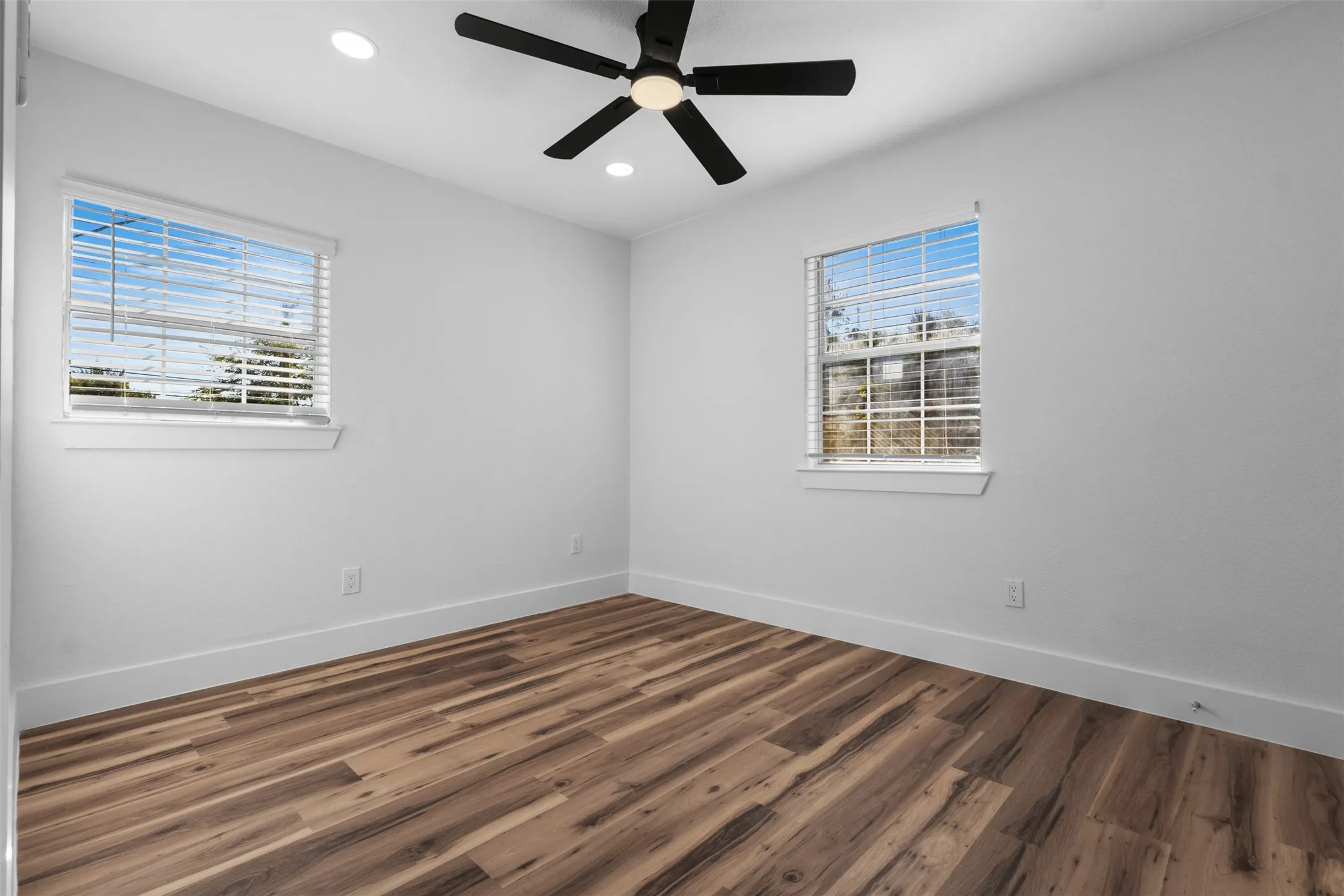 Single Family Residence For Sale in Tarrant County , 715 Scott Drive, Arlington, Texas 76012, 2 Bedroom, 1 Bathroom, Garage spaces, 768 Sqft, built in 1951, mls#21406513, Real Estate Agent in Arlington, Homes For Sale in Tarrant county, Homes For Sale in Arlington, Realtor in Arlington Texas, Real Estate Brokerage Independent Realty Texas, Luminita Cordes Realtor