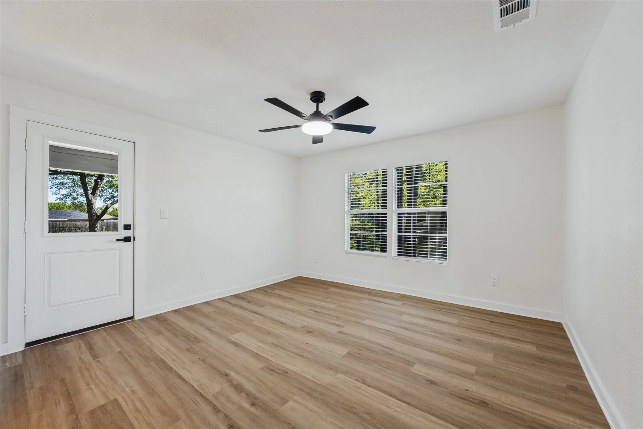 Single Family Residence For Sale in Grayson County , 718 N Union Street, Whitesboro, Texas 76273, 3 Bedroom, 2 Bathroom, 2 Garage spaces, 2,119 Sqft, built in 1950, mls#21404052, Real Estate Agent in Whitesboro, Homes For Sale in Grayson county, Homes For Sale in Whitesboro, Realtor in Whitesboro Texas, Real Estate Brokerage Independent Realty Texas, Luminita Cordes Realtor