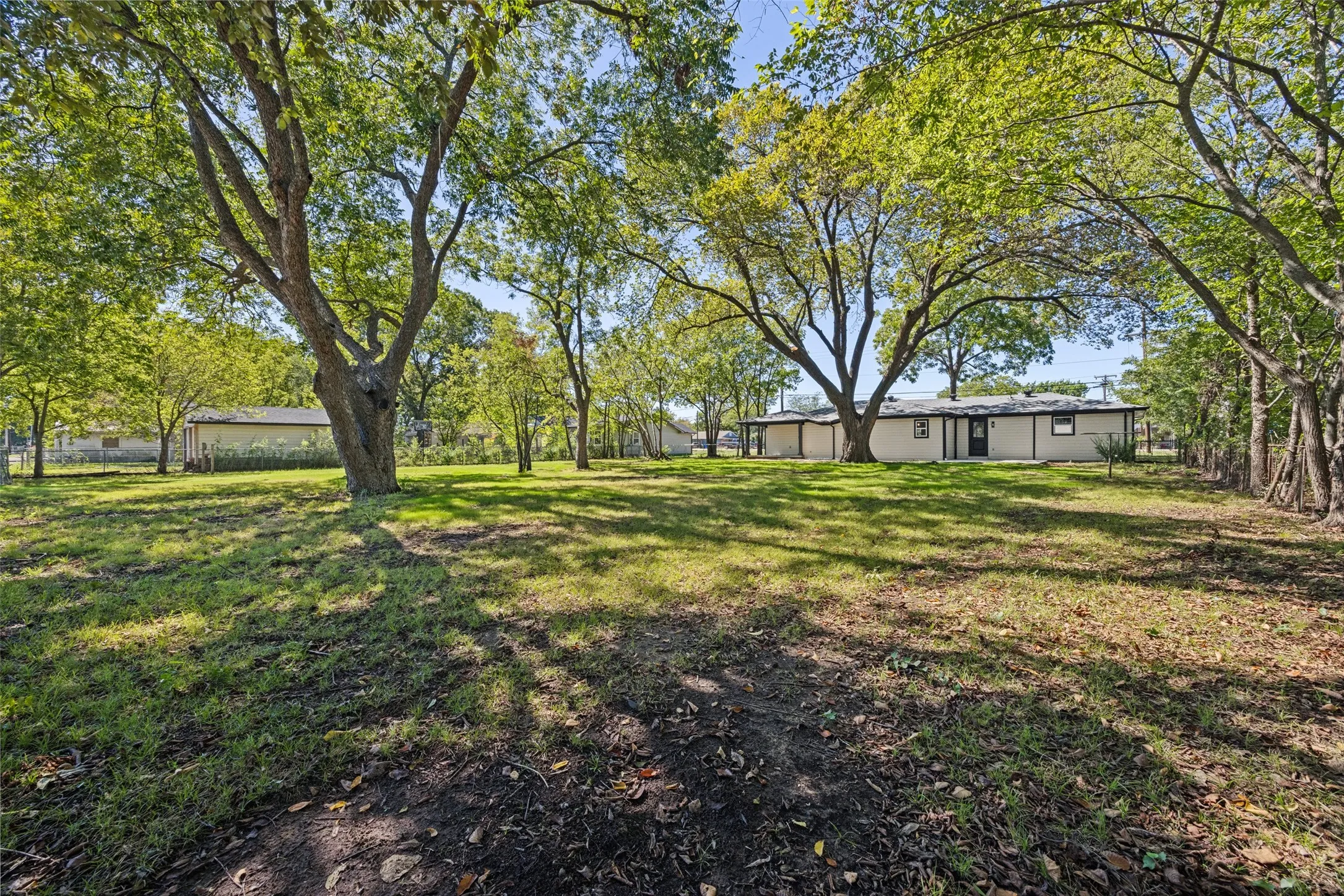 Single Family Residence For Sale in Grayson County , 718 N Union Street, Whitesboro, Texas 76273, 3 Bedroom, 2 Bathroom, 2 Garage spaces, 2,119 Sqft, built in 1950, mls#21404052, Real Estate Agent in Whitesboro, Homes For Sale in Grayson county, Homes For Sale in Whitesboro, Realtor in Whitesboro Texas, Real Estate Brokerage Independent Realty Texas, Luminita Cordes Realtor