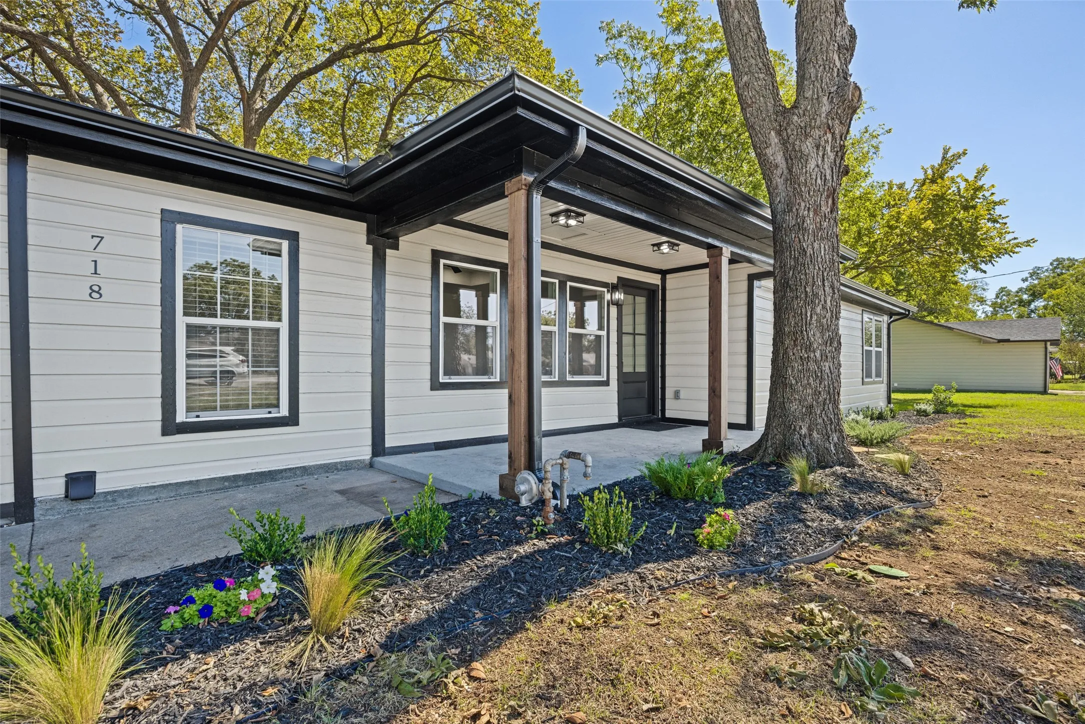 Single Family Residence For Sale in Grayson County , 718 N Union Street, Whitesboro, Texas 76273, 3 Bedroom, 2 Bathroom, 2 Garage spaces, 2,119 Sqft, built in 1950, mls#21404052, Real Estate Agent in Whitesboro, Homes For Sale in Grayson county, Homes For Sale in Whitesboro, Realtor in Whitesboro Texas, Real Estate Brokerage Independent Realty Texas, Luminita Cordes Realtor