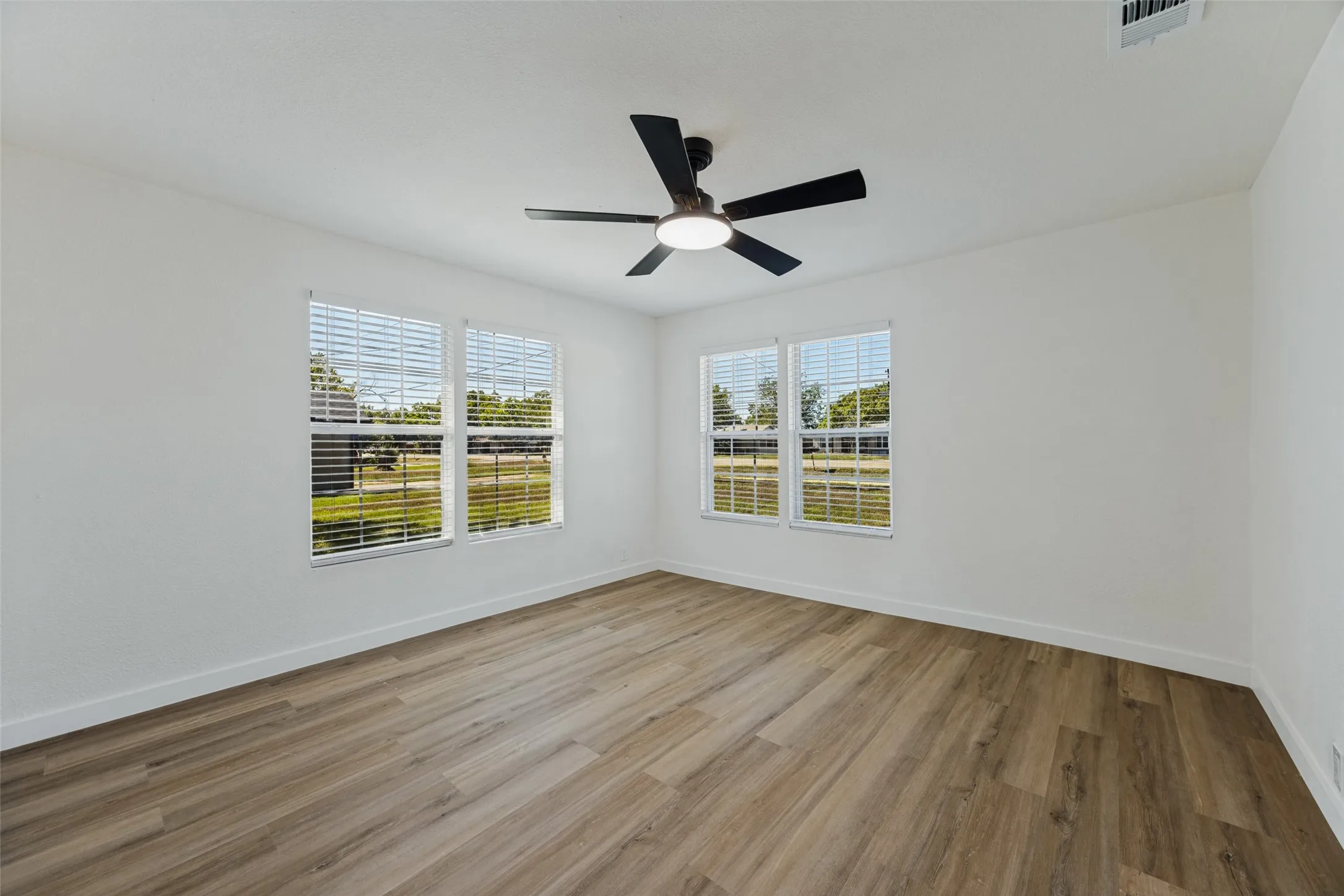 Single Family Residence For Sale in Grayson County , 718 N Union Street, Whitesboro, Texas 76273, 3 Bedroom, 2 Bathroom, 2 Garage spaces, 2,119 Sqft, built in 1950, mls#21404052, Real Estate Agent in Whitesboro, Homes For Sale in Grayson county, Homes For Sale in Whitesboro, Realtor in Whitesboro Texas, Real Estate Brokerage Independent Realty Texas, Luminita Cordes Realtor