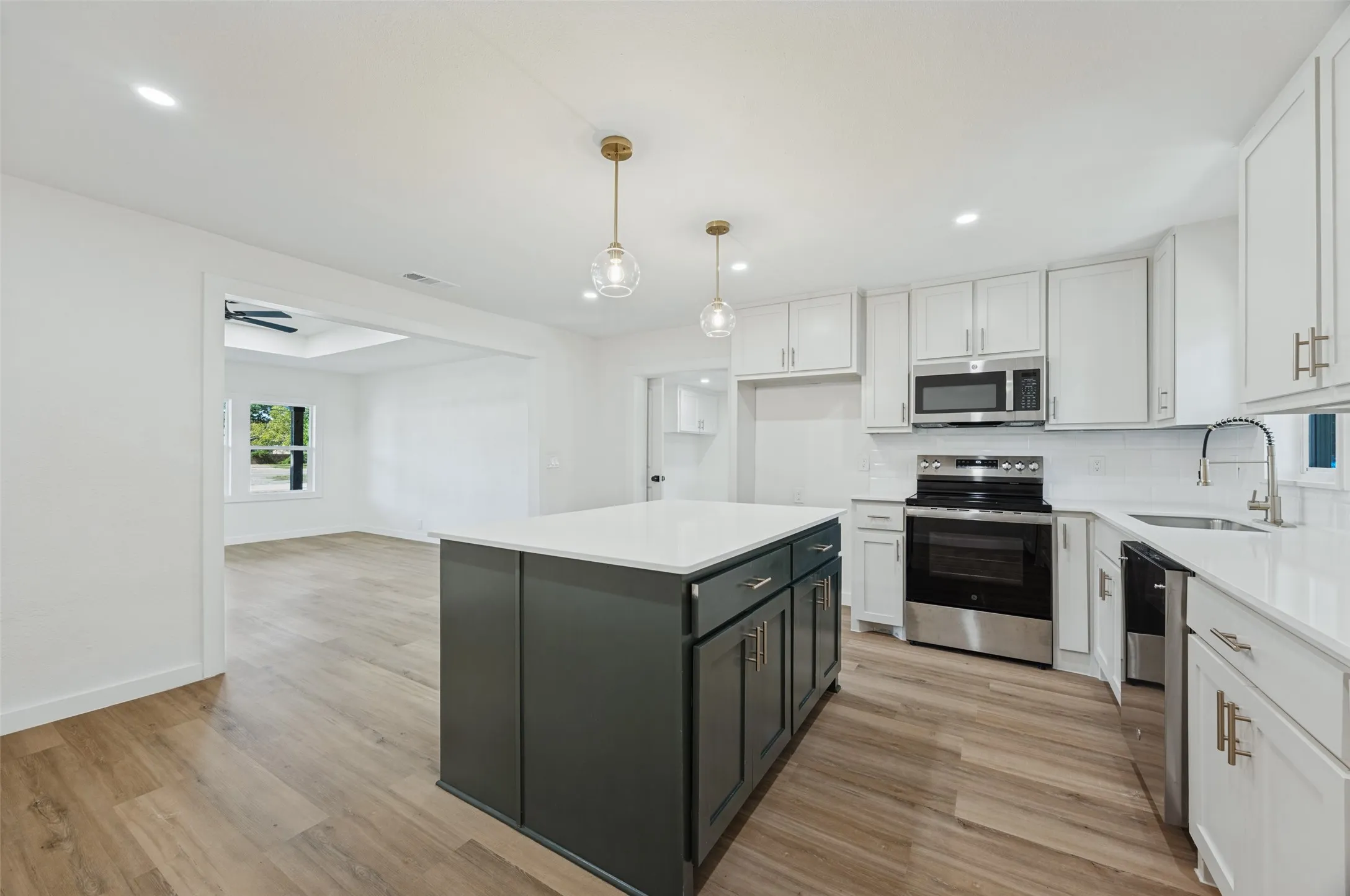 Single Family Residence For Sale in Grayson County , 718 N Union Street, Whitesboro, Texas 76273, 3 Bedroom, 2 Bathroom, 2 Garage spaces, 2,119 Sqft, built in 1950, mls#21404052, Real Estate Agent in Whitesboro, Homes For Sale in Grayson county, Homes For Sale in Whitesboro, Realtor in Whitesboro Texas, Real Estate Brokerage Independent Realty Texas, Luminita Cordes Realtor