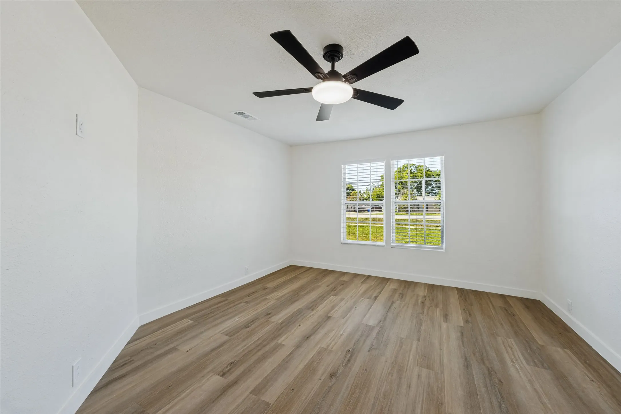 Single Family Residence For Sale in Grayson County , 718 N Union Street, Whitesboro, Texas 76273, 3 Bedroom, 2 Bathroom, 2 Garage spaces, 2,119 Sqft, built in 1950, mls#21404052, Real Estate Agent in Whitesboro, Homes For Sale in Grayson county, Homes For Sale in Whitesboro, Realtor in Whitesboro Texas, Real Estate Brokerage Independent Realty Texas, Luminita Cordes Realtor