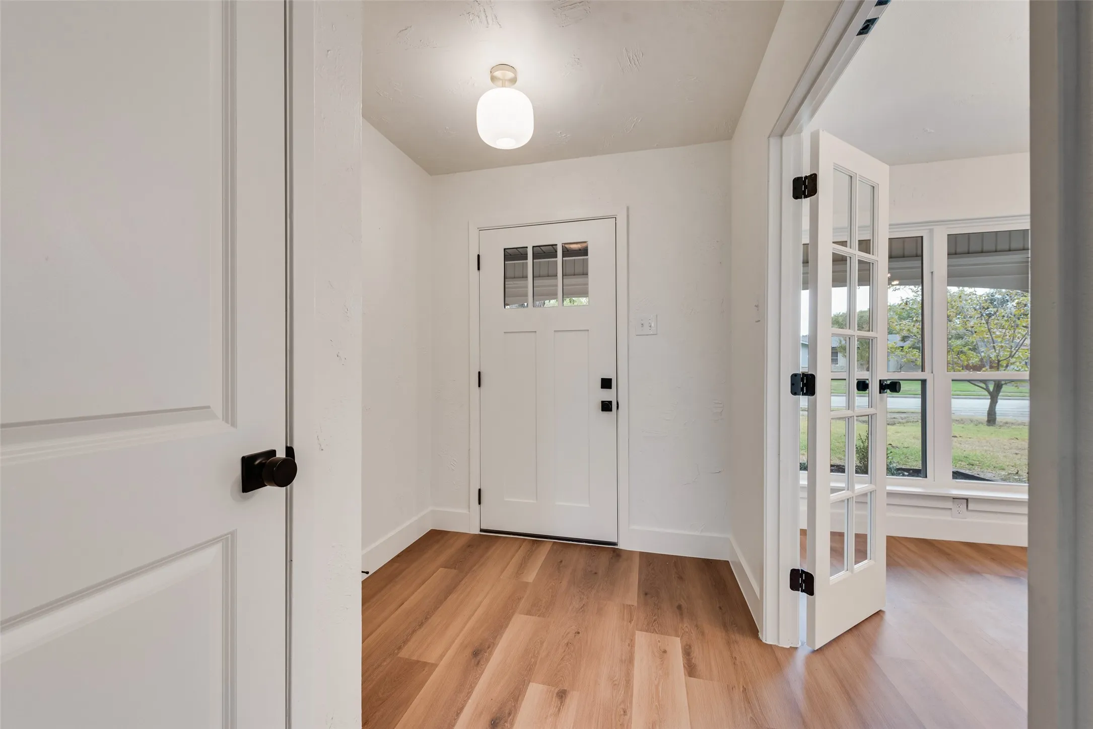 Bright entry welcomes you with new flooring and fresh finishes.