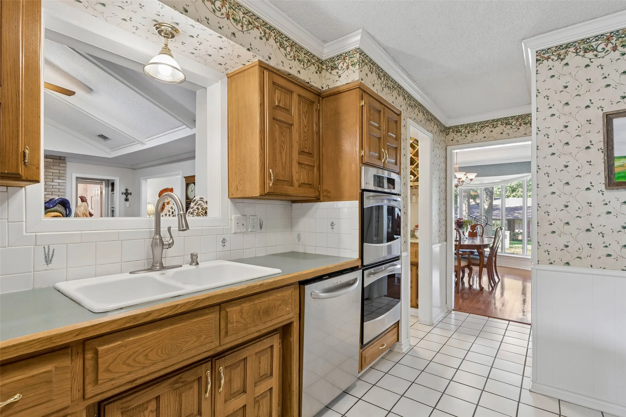 Single Family Residence For Sale in Grayson County , 2529 Nantucket Drive, Sherman, Texas 75092, 4 Bedroom, 4 Bathroom, 2 Garage spaces, 2,666 Sqft, built in 1975, mls#21403965, Real Estate Agent in Sherman, Homes For Sale in Grayson county, Homes For Sale in Sherman, Realtor in Sherman Texas, Real Estate Brokerage Independent Realty Texas, Luminita Cordes Realtor