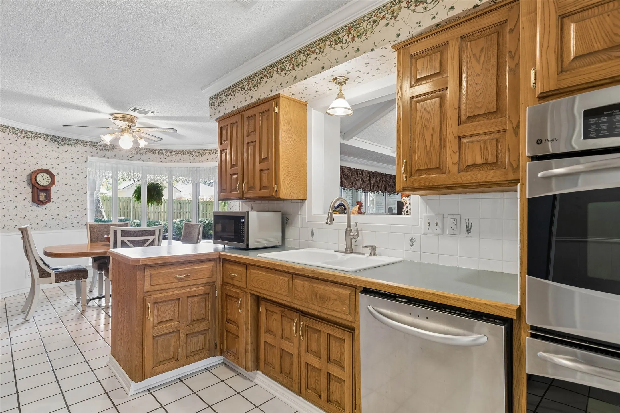 Single Family Residence For Sale in Grayson County , 2529 Nantucket Drive, Sherman, Texas 75092, 4 Bedroom, 4 Bathroom, 2 Garage spaces, 2,666 Sqft, built in 1975, mls#21403965, Real Estate Agent in Sherman, Homes For Sale in Grayson county, Homes For Sale in Sherman, Realtor in Sherman Texas, Real Estate Brokerage Independent Realty Texas, Luminita Cordes Realtor