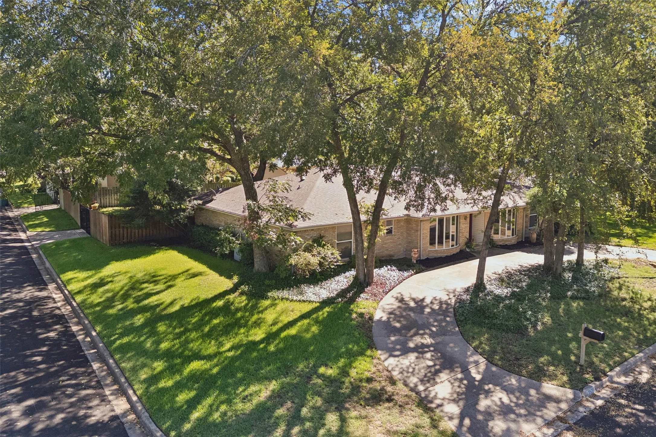 Single Family Residence For Sale in Grayson County , 2529 Nantucket Drive, Sherman, Texas 75092, 4 Bedroom, 4 Bathroom, 2 Garage spaces, 2,666 Sqft, built in 1975, mls#21403965, Real Estate Agent in Sherman, Homes For Sale in Grayson county, Homes For Sale in Sherman, Realtor in Sherman Texas, Real Estate Brokerage Independent Realty Texas, Luminita Cordes Realtor