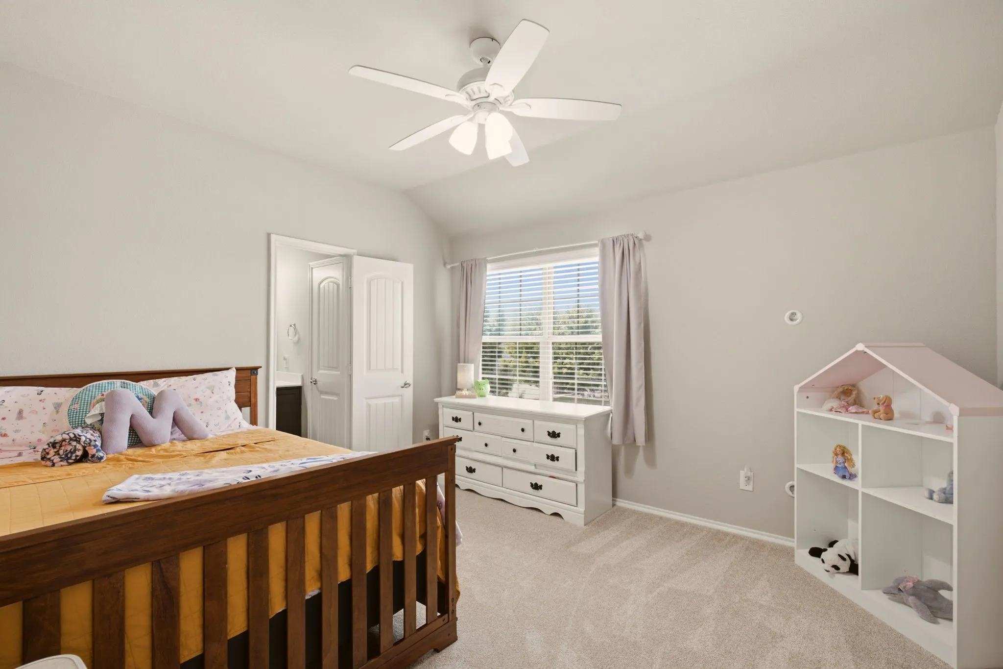 Single Family Residence For Sale in Grayson County , 1411 Saint Johns Drive, Van Alstyne, Texas 75495, 5 Bedroom, 4 Bathroom, 2 Garage spaces, 2,913 Sqft, built in 2015, mls#21404756, Real Estate Agent in Van Alstyne, Homes For Sale in Grayson county, Homes For Sale in Van Alstyne, Realtor in Van Alstyne Texas, Real Estate Brokerage Independent Realty Texas, Luminita Cordes Realtor