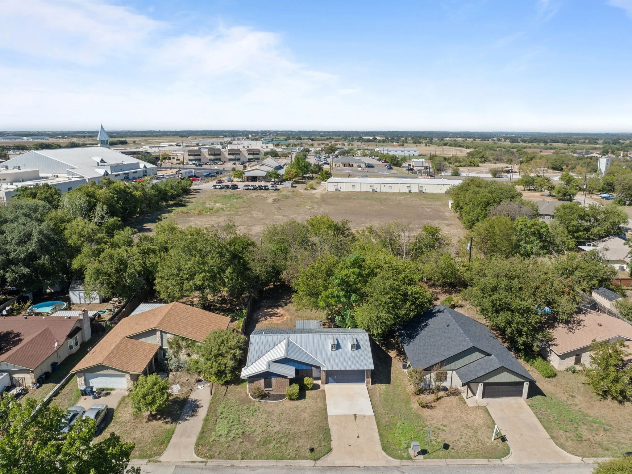 Single Family Residence For Sale in Hood County , 1729 W Doyle Street, Granbury, Texas 76048, 3 Bedroom, 2 Bathroom, 2 Garage spaces, 1,203 Sqft, built in 1985, mls#21404432, Real Estate Agent in Granbury, Homes For Sale in Hood county, Homes For Sale in Granbury, Realtor in Granbury Texas, Real Estate Brokerage Independent Realty Texas, Luminita Cordes Realtor