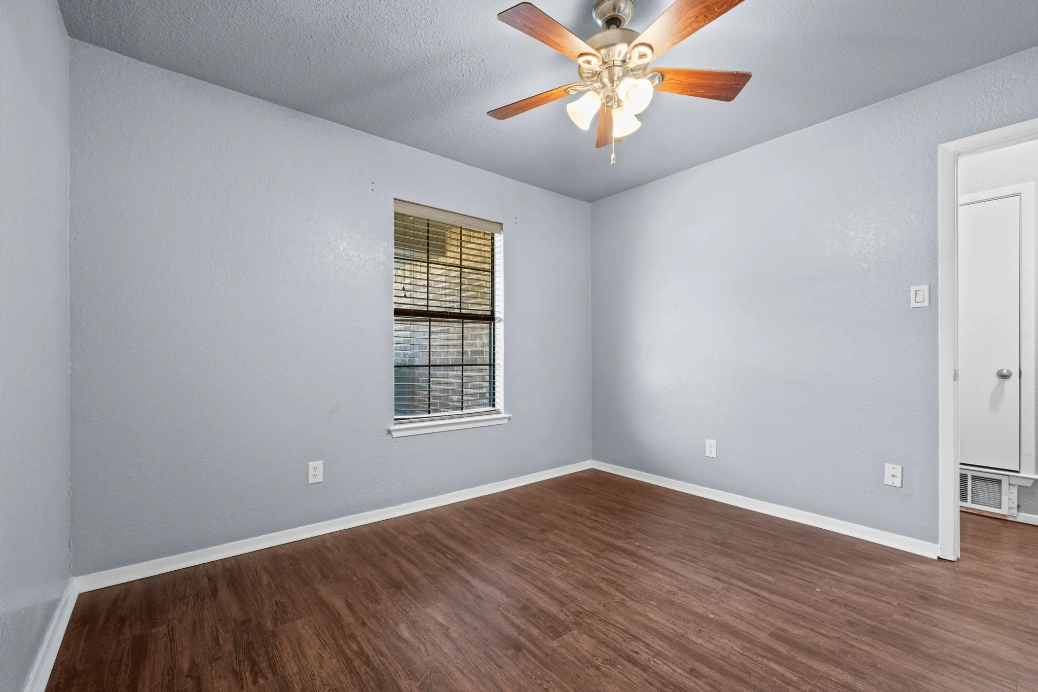 Single Family Residence For Sale in Hood County , 1729 W Doyle Street, Granbury, Texas 76048, 3 Bedroom, 2 Bathroom, 2 Garage spaces, 1,203 Sqft, built in 1985, mls#21404432, Real Estate Agent in Granbury, Homes For Sale in Hood county, Homes For Sale in Granbury, Realtor in Granbury Texas, Real Estate Brokerage Independent Realty Texas, Luminita Cordes Realtor