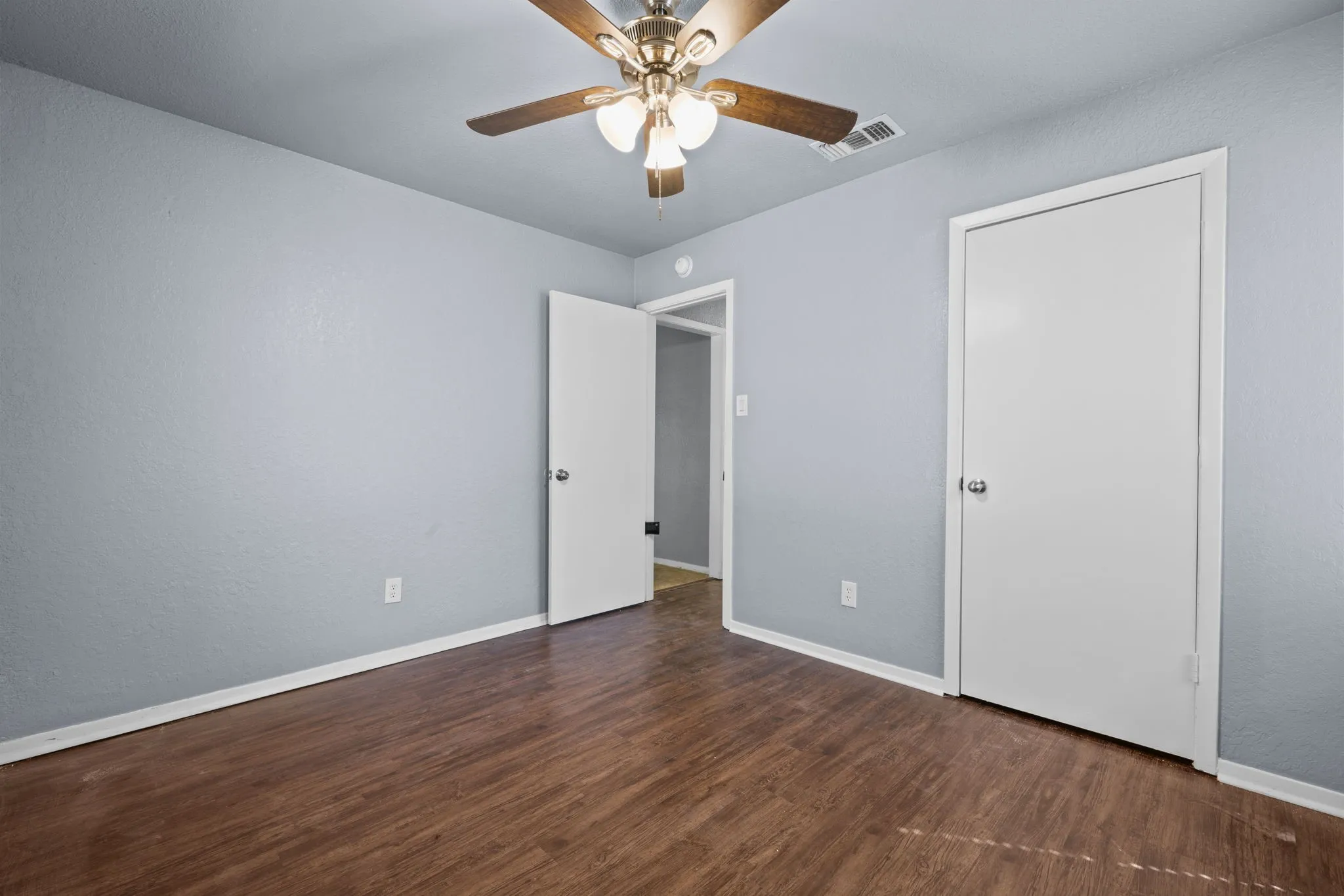 Single Family Residence For Sale in Hood County , 1729 W Doyle Street, Granbury, Texas 76048, 3 Bedroom, 2 Bathroom, 2 Garage spaces, 1,203 Sqft, built in 1985, mls#21404432, Real Estate Agent in Granbury, Homes For Sale in Hood county, Homes For Sale in Granbury, Realtor in Granbury Texas, Real Estate Brokerage Independent Realty Texas, Luminita Cordes Realtor