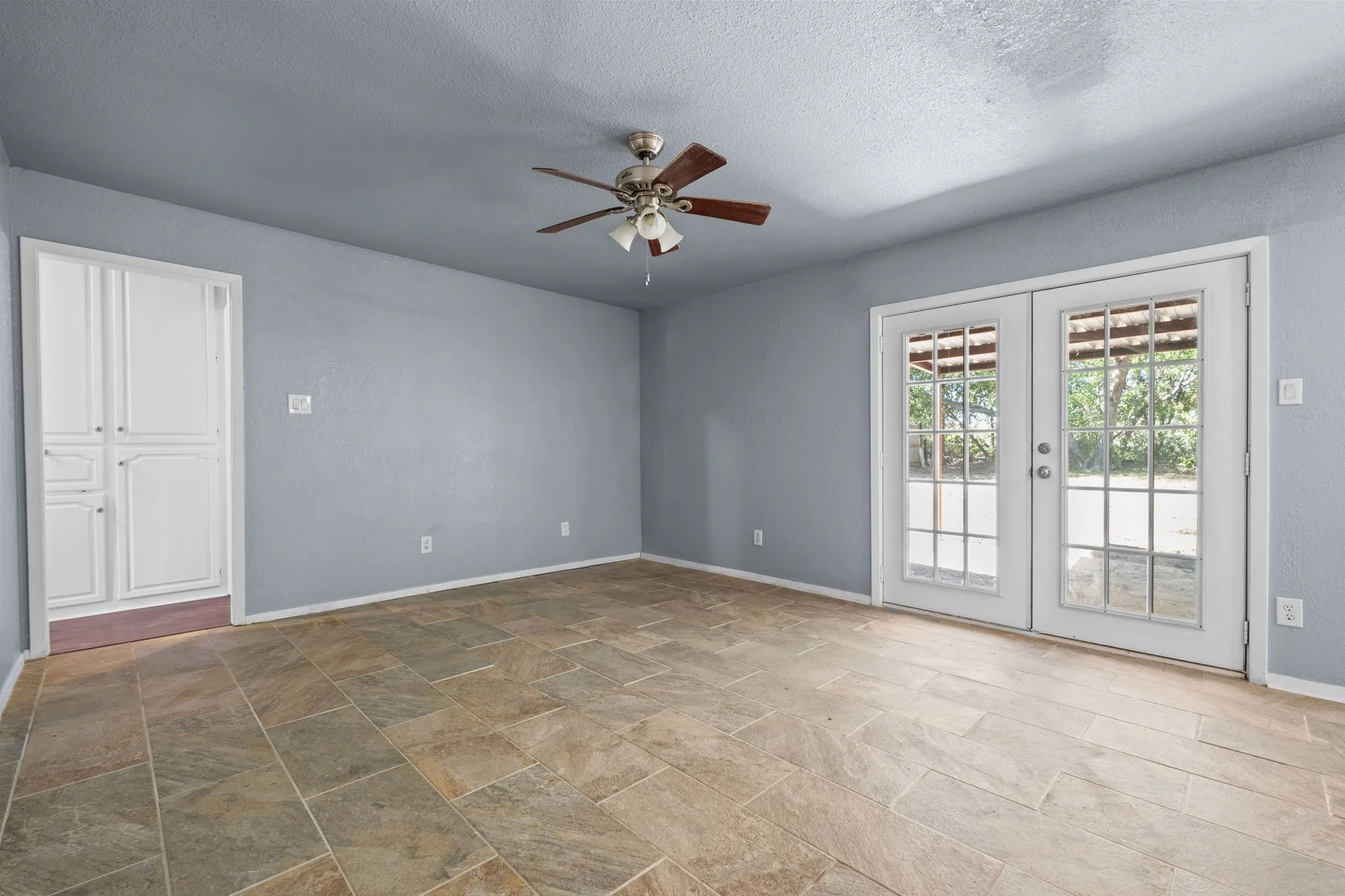 Single Family Residence For Sale in Hood County , 1729 W Doyle Street, Granbury, Texas 76048, 3 Bedroom, 2 Bathroom, 2 Garage spaces, 1,203 Sqft, built in 1985, mls#21404432, Real Estate Agent in Granbury, Homes For Sale in Hood county, Homes For Sale in Granbury, Realtor in Granbury Texas, Real Estate Brokerage Independent Realty Texas, Luminita Cordes Realtor