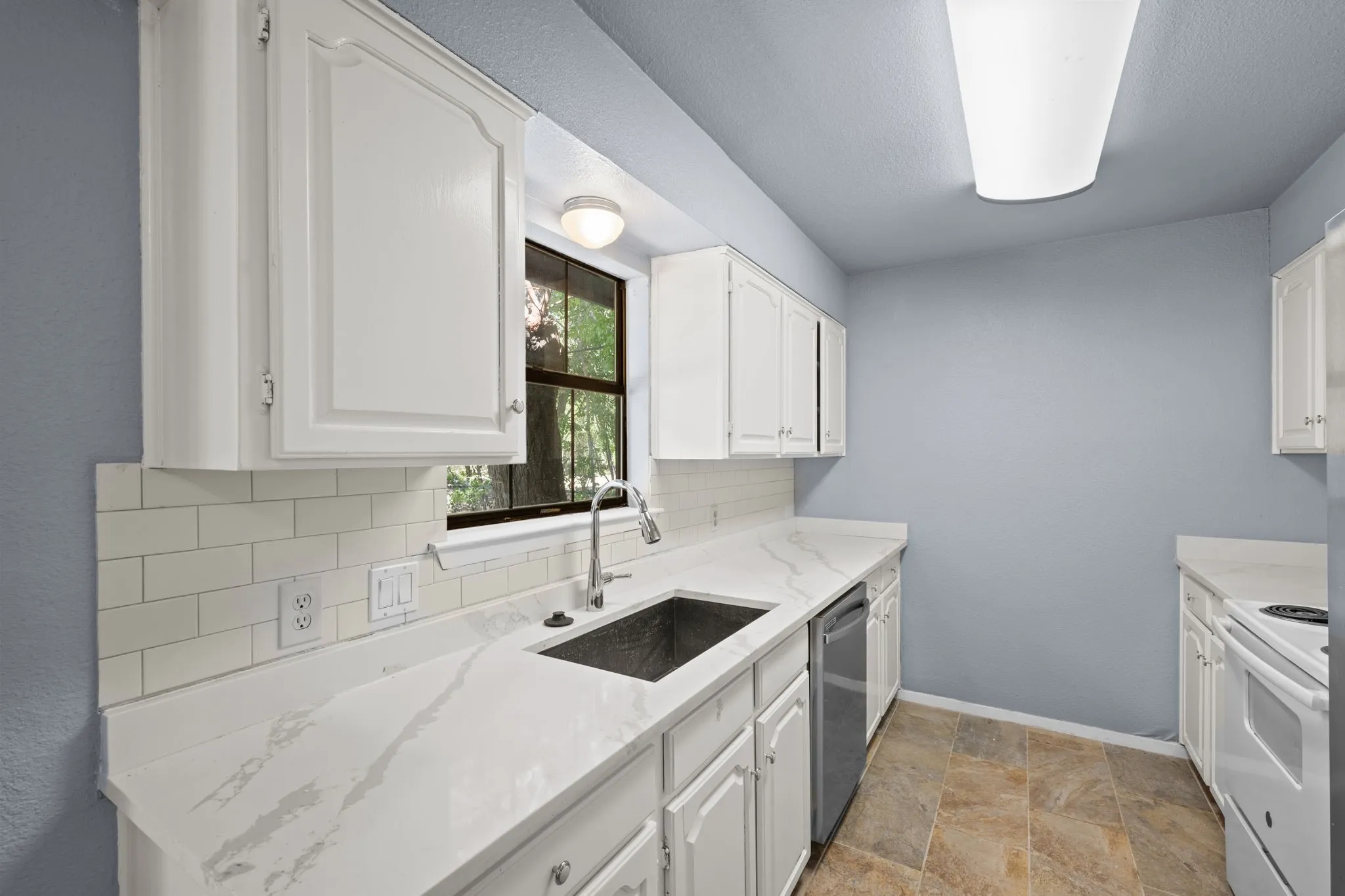 Single Family Residence For Sale in Hood County , 1729 W Doyle Street, Granbury, Texas 76048, 3 Bedroom, 2 Bathroom, 2 Garage spaces, 1,203 Sqft, built in 1985, mls#21404432, Real Estate Agent in Granbury, Homes For Sale in Hood county, Homes For Sale in Granbury, Realtor in Granbury Texas, Real Estate Brokerage Independent Realty Texas, Luminita Cordes Realtor